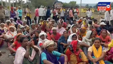 राघोपुर-मरवारी बांध परियोजना के विरोध में किसानों का चक्काजाम, ढाई घंटे तक बाधित रहा नेशनल हाईवे
डिंडौरी नर्मदा नदी पर प्रस्तावित राघोपुर-मरवारी बांध परियोजना के विरोध में प्रभावित किसानों और ग्रामीणों ने सोमवार को जबलपुर-अमरकंटक नेशनल हाईवे पर चक्काजाम कर जोरदार प्रदर्शन किया। करीब ढाई घंटे तक चले इस विरोध प्रदर्शन के कारण हाईवे पर आवागमन प्रभावित रहा। हालांकि प्रशासन ने स्थिति को नियंत्रित रखने के लिए वाहनों को वैकल्पिक मार्गों से डायवर्ट कर दिया, जिससे लंबा ट्रैफिक जाम नहीं लग पाया।
प्रदर्शन में बड़ी संख्या में ग्रामीण और किसान शामिल हुए। प्रदर्शनकारियों का आरोप है कि बांध परियोजना से प्रभावित परिवारों के पुनर्वास और मुआवजे की प्रक्रिया पूरी किए बिना ही निर्माण कार्य शुरू किया जा रहा है। ग्रामीणों का कहना है कि पुनर्वास नीति का पूर्ण पालन किए बिना किसी भी प्रकार का निर्माण कार्य स्वीकार्य नहीं होगा।
ग्रामीणों ने यह भी दावा किया कि बांध परियोजना से संबंधित मामला वर्तमान में उच्च न्यायालय जबलपुर में विचाराधीन है, ऐसे में प्रशासन को न्यायालय के निर्णय की प्रतीक्षा करनी चाहिए। प्रभावित किसानों का कहना है कि उनकी कृषि भूमि, आवास और आजीविका इस परियोजना से प्रभावित होगी, इसलिए उनकी मांगों पर गंभीरता से विचार किया जाए।
विरोध प्रदर्शन के दौरान प्रशासनिक अधिकारी और पुलिस बल मौके पर मौजूद रहे। अधिकारियों ने प्रदर्शनकारियों से चर्चा कर स्थिति को शांतिपूर्ण बनाए रखने का प्रयास किया। सुरक्षा व्यवस्था के मद्देनजर क्षेत्र में अतिरिक्त पुलिस बल भी तैनात किया गया था।
गौरतलब है कि करोड़ों रुपये की लागत से प्रस्तावित राघोपुर-मरवारी बांध परियोजना से लगभग 52 गांव प्रभावित होने की संभावना है। परियोजना के दायरे में आने वाले सैकड़ों किसान और ग्रामीण लंबे समय से पुनर्वास, मुआवजा और विस्थापन संबंधी मुद्दों को लेकर विरोध जता रहे हैं।
फिलहाल प्रशासन और प्रभावित ग्रामीणों के बीच सहमति नहीं बन सकी है, जिसके चलते आगामी दिनों में आंदोलन और तेज होने की संभावना जताई जा रही है।
#RaghopurMarwariDam
#DindoriNews
#DamProtest
#FarmerProtest
#NarmadaProject
#NationalHighwayJam
#MadhyaPradeshNews
#Dindori
#RehabilitationPolicy
#LandAcquisition
#FarmersVoice
#SaveVillages
#DamAffectedFamilies
#HighCourtCase
#BreakingNews
#ViralNews
#GroundReport
#MPNews
#RuralIndia
#NarmadaValley