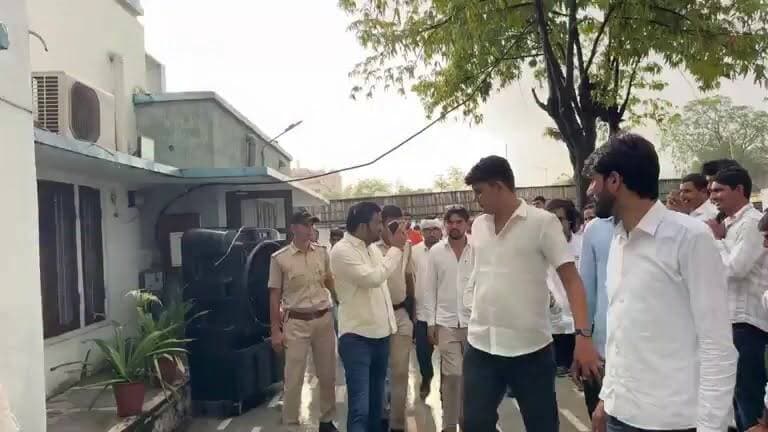 हनुमान बेनीवाल से #भोपालगढ़ की आरएलपी टीम ने की मुलाकात!!😊☺️
यह मुलाकात पार्टी को मजबूती देने के लिए रहेगी अहम चर्चा!! #जोधपूर #bhopalgarh #jodhpur