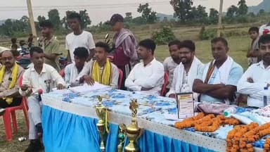 आदर्श क्रिकेट टूर्नामेंट का शानदार आगाज, नारायणपुर ने 6 विकेट से जीता उद्घाटन मैच
गयाजी जिला के आमस प्रखंड के सुदूरवर्ती क्षेत्र ढिबरा गांव में गुरुवार संध्या आदर्श क्रिकेट टूर्नामेंट का शानदार आगाज किया गया। टूर्नामेंट का उद्घाटन मैच नारायणपुर एवं अटैक इलेवन आमस की टीम के बीच 12-12 ओवर के मुकाबले से हुआ।
समाजसेवी सुधीर कुमार सिंह उर्फ अमूल, संजय चौधरी, वार्ड सदस्य बिरजू शर्मा, उदय शिकारी, शिक्षक अनिल कुमार, सीताराम प्रजापत समेत आए सभी अतिथियों ने खिलाड़ियों से परिचय प्राप्त कर एवं फीता काटकर टूर्नामेंट का उद्घाटन किया। इससे पहले कमेटी के सदस्यों ने सभी अतिथियों को अंगवस्त्र एवं पुष्प माला पहनाकर सम्मानित किया।इस अवसर पर संजय चौधरी ने कहा कि ग्रामीण क्षेत्रों में ऐसे टूर्नामेंट युवाओं को खेल की ओर आकर्षित करते हैं। खेल से न केवल शारीरिक विकास होता है बल्कि अनुशासन, टीम भावना और भाईचारा भी बढ़ता है। उन्होंने आयोजकों को बधाई देते हुए कहा कि ढिबरा गांव के युवाओं ने सराहनीय पहल की है।टॉस जीतकर नारायणपुर के कप्तान मयंक सिंह ने क्षेत्ररक्षण का फैसला लिया। पहले बल्लेबाजी करते हुए अटैक इलेवन आमस के कप्तान अशोक कुमार की टीम ने 11 ओवर में 94 रन बनाए। जवाब में नारायणपुर की टीम ने लक्ष्य का पीछा करते हुए 9 ओवर में 4 विकेट खोकर 6 विकेट से मैच जीत लिया।
मंच का संचालन फयाज आलम ने किया। जबकि अंपायर की भूमिका रौशन कुमार व बिपिन यादव तथा स्कोरर सूरज कुमार ने निभाई इस दौरान कंचन कुमार,उत्तम कुमार,दीनानाथ यादव,जय प्रकाश कुमार,उमेश कुमार,सचिन कुमार,सूरज कुमार, पप्पू कुमार समेत अन्य लोग मौजूद रहे।
#DhibrāCricket #Aamas #GayaJi #CricketTournament #YouthSports