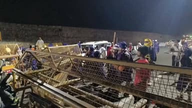 🚨 बड़ी खबर: उत्तराखंड-हिमाचल बॉर्डर पर भारी तनाव, पंजाब से आए सैकड़ों निहंगों को पुलिस ने रोका!
पंजाब से उत्तराखंड के लिए कूच करने वाले करीब 300 निहंग सिख इस समय उत्तराखंड-हिमाचल प्रदेश के बॉर्डर पर पहुंच चुके हैं। स्थिति को देखते हुए पुलिस ने भारी बैरिकेडिंग कर रखी है, लेकिन निहंग आगे बढ़ने पर अड़े हुए हैं। मौके पर टकराव की स्थिति बनी हुई है।
🛑 क्या है पूरा मामला?
16 जून की घटना: उत्तराखंड में निहंगों की बाइक स्थानीय युवकों से टकरा गई थी।
विवाद और गिरफ्तारी: एक्सीडेंट के बाद बात इतनी बढ़ी कि पुलिस ने मामले में 4 निहंगों को गिरफ्तार कर लिया।
पंजाब से कूच: इसी गिरफ्तारी के विरोध में और अपने साथियों की रिहाई की मांग को लेकर पंजाब से सैकड़ों की तादाद में निहंगों ने उत्तराखंड का रुख किया है।
बॉर्डर पर पुलिस बल तैनात है और निहंगों को समझाने व स्थिति को नियंत्रण में रखने की कोशिश की जा रही है।
#Uttarakhand #Punjab #NihangSikhs #HimachalBorder #BreakingNews #CurrentAffairs #CrimeNews