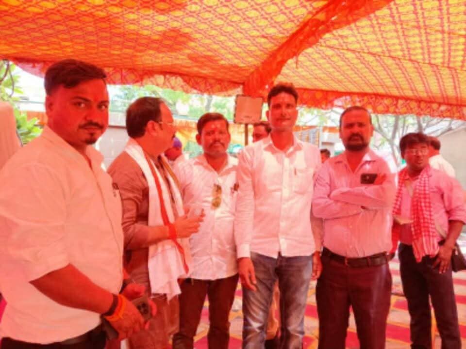 माना कि समुंदर खारा है पर नमक को उसी ने पाला है, यदि नमक इंसान में ना होता तो विषधारी कहलाता वो, कीमत समुंदर की सबसे महान है वो बड़ा है विनम्र है इसीलिए वो जलस्रोतों में सबसे अधिक मूल्यवान है #हर_हर_महादेव