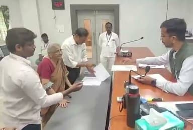 🇮🇳 95 की उम्र में मातृभूमि लौटने की चाह ने जीत लिया दिल! ❤️🥹
आंध्र प्रदेश की 94 वर्षीय महिला ने अपनी अमेरिकी नागरिकता छोड़ने का फैसला किया है। जिला कलेक्टर को लिखे अपने भावुक पत्र में उन्होंने कहा—
"मैं 95 वर्ष की उम्र के करीब हूं। मेरी अंतिम इच्छा है कि मैं अपने जीवन के आखिरी दिन अपनी मातृभूमि भारत में बिताऊं और मेरे अंतिम संस्कार मेरे पैतृक गांव में ही हों। कृपया मुझे जल्द से जल्द भारतीय नागरिकता दिलाने में मदद करें।" 🇮🇳❤️
यह भावनात्मक अपील सोशल मीडिया पर लोगों का दिल जीत रही है और मातृभूमि से जुड़ाव की मिसाल के रूप में साझा की जा रही है।
#India #AndhraPradesh #Citizenship #Motherland #Emotional #IndianDiaspora #ViralNews #IndiaNews #BharatNamaNews #TrendingNews #ProudIndian #Homecoming #HeartTouching #Inspiration 🇮🇳❤️🥹