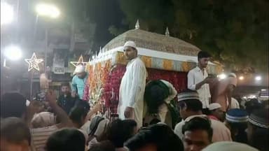 फतेहपुर में सूफी संत चाँद फकीर के ताजिए पर उमड़ी आस्था, ग़म-ए-हुसैन में डूबा जनसैलाब
हिंदू-मुस्लिम एकता की मिसाल बना चाँद फकीर का ऐतिहासिक ताजिया
11वीं मोहर्रम तक जारी रहती है ताजियादारी, दूर-दूर से पहुंचते हैं अकीदतमंद
✒️रिपोर्ट अजय श्रीवास्तव
फतेहपुर (उत्तर प्रदेश)। मोहर्रम के अवसर पर फतेहपुर का ऐतिहासिक सूफी संत चाँद फकीर का ताजिया धार्मिक आस्था, गंगा-जमुनी तहज़ीब और सांप्रदायिक सौहार्द का अद्भुत प्रतीक बनकर सामने आता है। यहां हर वर्ष हजारों की संख्या में विभिन्न समुदायों के लोग पहुंचकर इमाम हुसैन की शहादत को याद करते हैं और अपनी आस्था के अनुसार नजराना पेश करते हैं। चाँद फकीर का ताजिया अपनी अनूठी परंपरा और ऐतिहासिक विरासत के कारण जिले ही नहीं बल्कि आसपास के क्षेत्रों में भी विशेष पहचान रखता है।
उत्तर प्रदेश के फतेहपुर जनपद में मुहर्रम का चांद दिखाई देते ही इमाम हुसैन की याद में धार्मिक कार्यक्रमों का सिलसिला शुरू हो जाता है। इन्हीं आयोजनों में सूफी संत चाँद फकीर का ताजिया सबसे अधिक आकर्षण का केंद्र माना जाता है।
स्थानीय मान्यताओं के अनुसार, सूफी संत चाँद फकीर अपने जीवनकाल में मुहर्रम का चांद दिखाई देते ही पूरी तरह ग़म-ए-हुसैन में डूब जाते थे। बताया जाता है कि वे अपने हाथों से तैयार किया गया ताजिया टोकरी में रखकर शहर की गलियों में लेकर निकलते थे और धार्मिक परंपराओं के अनुसार उसे सुपुर्द-ए-खाक करते थे।
समय के साथ उनके इंतकाल के बाद इस परंपरा को स्थानीय समुदाय ने आगे बढ़ाया। आज भी उसी परंपरा का निर्वहन पूरे सम्मान और श्रद्धा के साथ किया जाता है। वर्तमान स्वरूप में तैयार किया जाने वाला ताजिया अपनी बारीक नक्काशी, आकर्षक सजावट और बहुमूल्य कलात्मक कार्य के कारण लोगों के बीच विशेष आकर्षण का केंद्र बना रहता है।
इस ऐतिहासिक ताजिए की जियारत के लिए फतेहपुर ही नहीं बल्कि आसपास के जिलों से भी बड़ी संख्या में श्रद्धालु पहुंचते हैं। यहां हिंदू और मुस्लिम समुदाय के लोग मिलकर इमाम हुसैन की शहादत को याद करते हैं और सामाजिक सौहार्द का संदेश देते हैं।
मोहर्रम के दौरान सबील, लंगर और फातिहा का आयोजन किया जाता है। शिया समुदाय द्वारा किए जाने वाले आग का मातम तथा जंजीर और छुरी का मातम भी यहां की प्रमुख धार्मिक परंपराओं में शामिल है, जिसे देखने के लिए बड़ी संख्या में लोग पहुंचते हैं।
फतेहपुर की सबसे विशेष परंपरा यह है कि जहां अधिकांश स्थानों पर दसवीं मोहर्रम के साथ ताजियादारी का समापन हो जाता है, वहीं फतेहपुर में यह सिलसिला ग्यारहवीं मोहर्रम तक जारी रहता है। यही विशेषता इस आयोजन को प्रदेश के अन्य क्षेत्रों से अलग पहचान दिलाती है।
वायरल फैक्ट
चाँद फकीर के ताजिए की भव्यता, धार्मिक परंपराएं और सांप्रदायिक सौहार्द की तस्वीरें एवं वीडियो हर वर्ष सोशल मीडिया पर व्यापक रूप से साझा किए जाते हैं। यह आयोजन फतेहपुर की साझा सांस्कृतिक विरासत और गंगा-जमुनी तहज़ीब का जीवंत उदाहरण माना जाता है।
सूफी संत चाँद फकीर का ताजिया केवल एक धार्मिक आयोजन नहीं, बल्कि सामाजिक समरसता, आपसी भाईचारे और इंसानियत की साझा विरासत का प्रतीक है। इमाम हुसैन की शहादत हमें अन्याय के विरुद्ध डटकर खड़े होने, सत्य का साथ देने और मानवता की सेवा का संदेश देती है। फतेहपुर की यह ऐतिहासिक परंपरा आने वाली पीढ़ियों के लिए भी सांप्रदायिक सद्भाव की प्रेरणा बनी रहेगी।
🟥 ND NEWS की विशेष अपील
ND NEWS | दैनिक निष्पक्ष धारा सभी नागरिकों से अपील करता है कि धार्मिक आयोजनों को प्रेम, शांति और आपसी सम्मान के साथ संपन्न करें। सभी धर्मों और समुदायों की भावनाओं का सम्मान करें तथा सामाजिक सौहार्द बनाए रखने में अपनी सक्रिय भूमिका निभाएं।
जनहित में सुझाव
✅ धार्मिक आयोजनों में प्रशासन के निर्देशों का पालन करें।
✅ अफवाहों और भ्रामक सोशल मीडिया पोस्ट से बचें।
✅ भाईचारे और सामाजिक एकता को मजबूत करें।
✅ लंगर, सबील और जनसेवा जैसे कार्यों में सहभागिता बढ़ाएं।
✅ युवा पीढ़ी को कर्बला के त्याग, बलिदान और इंसानियत के संदेश से परिचित कराएं।
"कर्बला की कुर्बानी हमें इंसानियत, न्याय, सब्र और भाईचारे की राह पर चलने की प्रेरणा देती है।"
👇🏿👇🏿👇🏿
#NDNews #दैनिकनिष्पक्षधारा #Fatehpur #ChandFaqeer #Muharram2026 #YaHussain #Tazia #GangaJamuniTehzeeb #CommunalHarmony #UPNews #Moharram #SufiTradition
👇👇
@dgpup
@RSSorg
@UPGovt
@wpl1090
@RSSgeet
@Uppolice
@MIB_India
@PMOIndia
@HMOIndia
@abmanglik
@VHPDigital
@igrangealld
@myogioffice
@InfoDeptUP
@dmfatehpur
@sdmsadarftp
@CMOfficeUP
@CMOUP_RC
@UPPRD1948
@ChiefSecyUP
@ChiefSecyUP
@MahantYogiG
@FatehpurSdm
@fatehpurpolice
@BajrangDalOrg
@112UttarPradesh
@myogiadityanath
@CommissionerPrg
@ADGZonPrayagraj
👇🏿👇🏿👇🏿
🟥 ND NEWS | दैनिक निष्पक्ष धारा
मुख्य संपादक / संस्थापक: राजन सिंह हाड़ा
सह-संपादक: शालिनी सिंह भदौरिया
✒️ रिपोर्ट: सहयोगी शिवा गुप्ता के साथ जिला ब्यूरो अजय श्रीवास्तव
📍 कार्यालय-3: U158, हीरा स्वीट्स के पास, विकास मार्ग, लक्ष्मी नगर, पूर्वी दिल्ली, पिन कोड – 110092 (NCR)
📍 कार्यालय-2: विधानसभा रोड, बर्लिंगटन चौराहा, लखनऊ – 226001 (UP)
📍 कार्यालय-1: 1/1 अटल बिहारी चौराहा, नियर बर्मा चौराहा, फतेहपुर – 212601 (UP)
📅 दिनांक: 26 जून 2026
📆 दिन: शुक्रवार
📧 Email: ndnewschannel@gmail.com
📞 मोबाइल: 9696119696