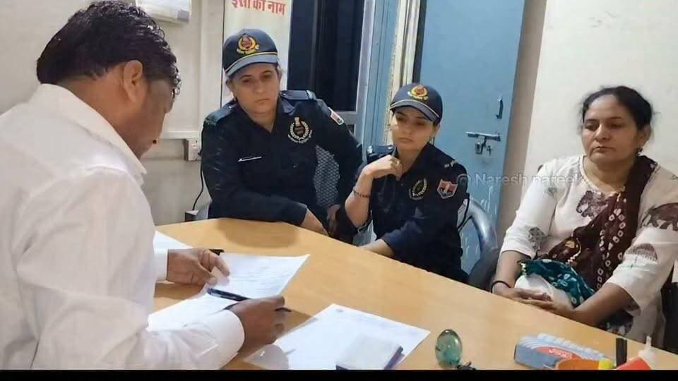 चूरू की कालिका टीम ने दिया मानवीय सवेदना का परिचय.. मौसी की मारपीट से परेशान नाबालिग बालिका ने छोड़ा ज़ब मौसी का घर..
#newschuru #4समाचार #कालिका टीम #मानवीय सवेदना #ipschuru #churupolice #1098 #नाबालिग #ChildDevelopment