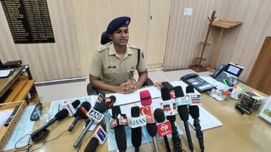 सट्टे का अवैध कारोबार करने वाले बड़ोरा निवासी रईस अंसारी के खिलाफ पुलिस की बड़ी कारवाई, आरोपी के खिलाफ बीते 24 सालों में 11 प्रकरण दर्ज है मोठपुर थाने में, पुलिस ने सट्टे के अवैध कारोबार से अर्जित 96 लाख 97 हजार 245 रूपये की सम्पत्ति को किया फ्रीज,
बारां एसपी अभिषेक अंदासू ने दी जानकारी।
#CMORajasthan #phqjaipur #baransp #vairalpost #trendingnews #BreakingNews