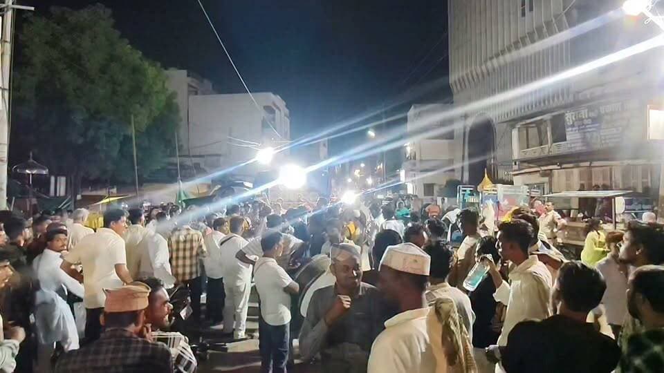 🕌 "या हुसैन" की सदाओं से गूंजा बैतूल, देर रात 1 बजे तक निकले ताजिए 🌙
📍 बैतूल में मोहर्रम के अवसर पर अकीदत, श्रद्धा और भाईचारे का अद्भुत नजारा देखने को मिला। शहर के आजाद वार्ड सहित विभिन्न वार्डों से ताजिए पूरे धार्मिक सम्मान और पारंपरिक रीति-रिवाजों के साथ निकाले गए।
✨ सभी ताजिए अपने निर्धारित मार्गों से होते हुए गांधी चौक पहुंचे, जहां बड़ी संख्या में लोगों ने उनका इस्तकबाल किया। इसके बाद ताजिए कर्बला की ओर रवाना हुए।
🖤 "या हुसैन" की सदाओं और मातम के बीच श्रद्धालुओं ने इमाम हुसैन की शहादत को याद किया। देर रात तक शहर में आस्था और श्रद्धा का अनूठा माहौल बना रहा।
👮♂️ जुलूस के दौरान पुलिस और प्रशासन पूरी तरह मुस्तैद रहा, जिससे आयोजन शांतिपूर्ण और सौहार्दपूर्ण वातावरण में संपन्न हुआ।
🤝 मोहर्रम के इस अवसर पर सभी समुदायों के लोगों ने आपसी भाईचारे, एकता और सामाजिक सौहार्द का संदेश दिया।
❤️ आप भी इमाम हुसैन की कुर्बानी और इंसानियत के संदेश को सलाम करें।
📲 ऐसी ही विश्वसनीय और तेज़ खबरों के लिए हमारे पेज को Follow करें, पोस्ट को Like, Comment और Share करना न भूलें।
#बैतूल #Moharram #Muharram2025 #YaHussain #ImamHussain #ताजिया #गांधीचौक #कर्बला #Betul #BetulNews #MadhyaPradesh #MPNews #Harmony #Brotherhood #Unity #HindiNews #BreakingNews #ViralNews #TrendingNews