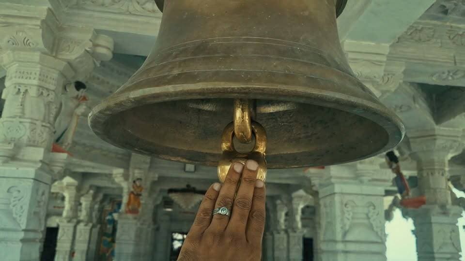 भीलवाड़ा का अनोखा 1300 साल पुराना भोजा पायरा मंदिर,सदियों से बरकरार है मूल स्वरूप #bhojapayramandir
राजस्थान के भीलवाड़ा जिले के करेड़ा क्षेत्र में स्थित भोजा पायरा मंदिर अपनी अनोखी मान्यता और रहस्यमयी सुगंध के कारण देशभर में प्रसिद्ध है। यह मंदिर भगवान श्री देवनारायण के पिता सवाई भोज (भोजा जी) को समर्पित है। मान्यता है कि मंदिर की तीसरी सीढ़ी पर पहुंचते ही विवाह में लगाई जाने वाली हल्दी-पीटी (उबटन) जैसी सुगंध महसूस होने लगती है, जबकि वहां हल्दी या उससे जुड़ी कोई वस्तु मौजूद नहीं होती। श्रद्धालु इसे भगवान सवाई भोज का दिव्य चमत्कार मानते हैं। लगभग 1300 वर्ष पुराने इस ऐतिहासिक स्थल का संबंध बगड़ावतों के इतिहास से भी माना जाता है। लोक मान्यताओं के अनुसार रानी जेमती ने इसी स्थान पर सवाई भोज को मां जगदंबा के रूप में दर्शन देकर उन्हें 'सवाई भोज' नाम का वरदान दिया था। यह भी कहा जाता है कि जब सवाई भोज दूल्हे के रूप में यहां पहुंचे थे, तब उनके शरीर पर हल्दी-पीटी लगी हुई थी और बाद में युद्ध में वीरगति प्राप्त करने के कारण आज भी उसी हल्दी की सुगंध यहां महसूस होती है। मंदिर की एक और विशेष मान्यता यह है कि इसके ऊपर आज तक स्थायी छत नहीं बन सकी। वर्तमान में यहां विश्व शांति और विश्व कल्याण की कामना से विशेष यज्ञ का आयोजन किया जा रहा है, जिसमें प्रतिदिन आहुतियां दी जा रही हैं। शाम को भगवान देवनारायण से जुड़े भजन और गाथाओं का वाचन भी होता है। इस मंदिर में गुर्जर समाज के साथ-साथ सर्व समाज के श्रद्धालु परिवार की सुख-शांति और समृद्धि की कामना लेकर दर्शन करने पहुंचते हैं।
#भोजापायरामंदिर #भीलवाड़ा #Devnarayan #SawaiBhoj
भोजा पायरा मंदिर
भीलवाड़ा मंदिर
सवाई भोज मंदिर
देवनारायण भगवान
भोजा जी मंदिर
करेड़ा मंदिर
भोजा पायरा मंदिर कहां है
भोजा पायरा मंदिर का इतिहास
सवाई भोज मंदिर भीलवाड़ा
देवनारायण भगवान के पिता भोजा जी
भीलवाड़ा का प्रसिद्ध मंदिर
राजस्थान का चमत्कारी मंदिर
हल्दी की खुशबू वाला मंदिर
Bhoja Pyara Temple History
Bhilwara Famous Temple
Sawai Bhoj Temple Rajasthan