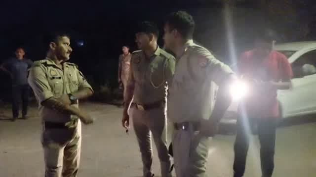तमंचे की नोक पर भूतपूर्व सैनिक से लूट, जांच में जुटी पुलिस
मंझनपुर, कौशाम्बी। मंझनपुर थाना क्षेत्र में शनिवार को बदमाशों ने एक भूतपूर्व सैनिक को तमंचे की नोक पर लूट लिया। घटना से क्षेत्र में दहशत का माहौल है। सूचना मिलने पर पुलिस मौके पर पहुंची और मामले की जांच शुरू कर दी है।
जानकारी के अनुसार, सिविल लाइन चौकी क्षेत्र के कचेहरी मोड़ स्थित अपनी दुकान बंद कर भूतपूर्व सैनिक घर लौट रहे थे। इसी दौरान भाड़ेसर गांव के पास पहले से घात लगाए बैठे अज्ञात बदमाशों ने उन्हें घेर लिया। बदमाशों ने तमंचा दिखाकर उनसे लूटपाट की और वारदात को अंजाम देने के बाद मौके से फरार हो गए।
घटना की सूचना मिलते ही पुलिस मौके पर पहुंची और जांच-पड़ताल शुरू कर दी। पुलिस बदमाशों की तलाश में जुटी है।
#कौशाम्बी #मंझनपुर #लूट #अपराध #भूतपूर्व_सैनिक यूपी_पुलिस