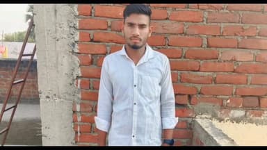 दधपी गांव से 7 महीने से लापता रंजीत का नहीं मिला सुराग, बेटे की तलाश में दर-दर भटक रहा पिता
औरंगाबाद जिले के मदनपुर थाना क्षेत्र के दधपी गांव से लापता हुए 24 वर्षीय युवक रंजीत कुमार का सात महीने बाद भी कोई सुराग नहीं मिल पाया है। बेटे की तलाश में परेशान पिता आज भी उसके लौटने की उम्मीद लगाए बैठे हैं।
परिजनों के अनुसार, 24 अक्टूबर 2025 की शाम रंजीत कुमार घर से यह कहकर निकला था कि वह काम पर जा रहा है। इसके बाद वह वापस घर नहीं लौटा। काफी खोजबीन के बावजूद जब उसका कोई पता नहीं चला, तो उसके पिता गणेश पाल ने 06 नवंबर 2025 को मदनपुर थाना में लिखित आवेदन देकर बेटे की बरामदगी की गुहार लगाई।
परिवार का कहना है कि आवेदन दिए सात महीने बीत चुके हैं, लेकिन अब तक रंजीत का कोई सुराग नहीं मिल सका है। बेटे की चिंता में परिवार गहरे सदमे में है और हर दिन उसके लौटने का इंतजार कर रहा है।
परिजनों ने प्रशासन से मामले में गंभीरता दिखाते हुए रंजीत कुमार की जल्द से जल्द तलाश कर सुरक्षित बरामद करने की मांग की है। साथ ही आम लोगों से भी अपील की है कि यदि किसी को रंजीत कुमार के संबंध में कोई जानकारी मिले तो तत्काल मदनपुर थाना या उसके परिजनों को सूचित करें।।
#Aurangabad #Madanpur #MissingPerson #RanjitKumar #BiharNews #CrimeNews #BharatCrimeLiveNews #लापता_युवक #औरंगाबाद_समाचार #मदनपुर