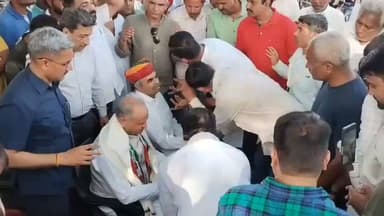 अशोक गहलोत बद्रीराम जाखड़ ने चाय की चुस्की हंसी पर मिलाई ताली,कार्यकर्ता ने चौथी बार CM बनने की बात कही तो!!😢😊☺️
#भोपालगढ़ #जोधपूर #bhopalgarh #jodhpur Ashok Gehlot Badri Ram Jakhar