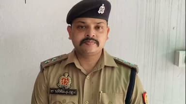 _सोशल मीडिया पर वायरल वीडियो का संज्ञान लेकर थाना बर्रा पर सुसंगत धाराओं में अभियोग पंजीकृत किया गया है। अभियुक्त की गिरफ्तारी हेतु तीन टीमें गठित की गई हैं। वायरल वीडियो में प्रदर्शित असलहे की भी जांच की जा रही है। अग्रिम विधिक कार्यवाही प्रचलित है।_
_*बाइट- सहायक पुलिस आयुक्त नौबस्ता,श्री अभिषेक कुमार राहुल।*_
#uppolice #crime #barra #पिस्टल