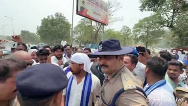 कल मैंने लाइव के माध्यम से कहा था कि यदि मुझे केतन लाल के पीड़ित परिवार से मिलने से पुलिस द्वारा रोका गया और उनसे मिलने नहीं दिया गया, तो मैं शांतिपूर्ण और लोकतांत्रिक तरीके से पैदल मार्च करते हुए पीड़ित परिवार तक पहुँचने का प्रयास करूँगा। यदि तब भी मुझे मिलने से रोका गया, तो मैं संविधान और कानून के दायरे में रहते हुए लोकतांत्रिक ढंग से मुख्यमंत्री आवास की ओर कूच कर अपना शांतिपूर्ण विरोध दर्ज कराऊँगा।
मैं अपने इस संकल्प से पीछे हटने वाला नहीं हूँ। मेरा उद्देश्य केवल पीड़ित परिवार से मिलना, उनका दुःख साझा करना और न्याय की माँग को लोकतांत्रिक एवं शांतिपूर्ण तरीके से उठाना है। मैं अपने सभी साथियों से भी अपील करता हूँ कि वे हर परिस्थिति में शांति, संयम और कानून का पालन बनाए रखें।
#AzadSamajParty
#citynews24live
#hardoi_city
Dr-Kuldeep Bhargav