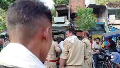 फतेहपुर में नाबालिग प्रेमी-प्रेमिका के मिलने पर बवाल, युवक की पिटाई का वीडियो वायरल
परिजनों ने पीछा कर दोनों को पकड़ा, पुलिस ने भीड़ से बचाकर थाने पहुंचाया
दोनों नाबालिग होने के चलते पुलिस ने समझाइश के बाद परिजनों को सौंपा, वायरल वीडियो की भी जांच
✒️रिपोर्ट पिंटू तिवारी
उत्तर प्रदेश। फतेहपुर जिले के खखरेरू थाना क्षेत्र में दो नाबालिगों से जुड़ा एक मामला चर्चा का विषय बना हुआ है। सोशल मीडिया पर वायरल वीडियो में एक किशोर के साथ मारपीट होती दिखाई दे रही है। पुलिस के अनुसार, दोनों नाबालिग हैं और आपस में रिश्तेदार बताए जा रहे हैं। मामले में पुलिस ने हस्तक्षेप कर दोनों को सुरक्षित थाने पहुंचाया और पूछताछ के बाद परिजनों के सुपुर्द कर दिया। पुलिस का कहना है कि मामले की जांच की गई और किसी भी पक्ष ने लिखित कानूनी कार्रवाई की मांग नहीं की।
फतेहपुर जिले के खखरेरू थाना क्षेत्र के रक्षपालपुर चौराहे पर शनिवार को उस समय अफरा-तफरी मच गई, जब एक नाबालिग किशोर अपनी परिचित 15 वर्षीय किशोरी से मिलने पहुंचा। प्रारंभिक जानकारी के अनुसार, दोनों के बीच पहले से परिचय था और वे एक-दूसरे के संपर्क में थे।
बताया जा रहा है कि जब किशोरी घर पर नहीं मिली तो परिजनों ने उसकी तलाश शुरू की। कुछ समय बाद दोनों रक्षपालपुर चौराहे के समीप दिखाई दिए। यह देखते ही परिजनों का गुस्सा फूट पड़ा और आरोप है कि कुछ ग्रामीणों के साथ मिलकर किशोर की पिटाई कर दी गई। इस दौरान मौजूद लोगों ने घटना का वीडियो बना लिया, जो देखते ही देखते सोशल मीडिया पर वायरल हो गया।
प्रत्यक्षदर्शियों के अनुसार, घायल किशोर की हालत बिगड़ने पर मौके पर मौजूद किशोरी उसे पानी पिलाती भी दिखाई दी। इसी बीच सूचना मिलने पर पुलिस मौके पर पहुंची और भीड़ से किशोर को सुरक्षित निकालकर थाने ले गई। बाद में घायल किशोर को उपचार के लिए अस्पताल भेजा गया।
जानकारी के अनुसार, किशोर अशोथर थाना क्षेत्र का रहने वाला है, जबकि किशोरी खखरेरू थाना क्षेत्र की निवासी है। बताया जा रहा है कि दोनों रिश्तेदारी में हैं और सोशल मीडिया के माध्यम से लगातार संपर्क में थे। पुलिस के अनुसार, दोनों नाबालिग हैं।
थाने में दोनों से अलग-अलग पूछताछ की गई। प्रभारी निरीक्षक सतपाल सिंह ने बताया कि दोनों पक्षों के परिजनों को बुलाकर बातचीत कराई गई। चूंकि दोनों नाबालिग हैं और किसी भी पक्ष ने लिखित शिकायत देकर कानूनी कार्रवाई की मांग नहीं की, इसलिए आवश्यक समझाइश के बाद दोनों को उनके परिजनों के सुपुर्द कर दिया गया।
हालांकि, वायरल वीडियो को लेकर पुलिस आवश्यक तथ्यों का परीक्षण कर रही है। यदि किसी प्रकार की कानून व्यवस्था या मारपीट से संबंधित अपराध सामने आता है तो विधिक कार्रवाई की जाएगी।
वायरल फैक्ट
इस घटना का वीडियो सोशल मीडिया पर तेजी से साझा किया जा रहा है। हालांकि किसी भी वायरल वीडियो के आधार पर निष्कर्ष निकालने से पहले पुलिस जांच और आधिकारिक तथ्यों का इंतजार करना जरूरी है। साथ ही, नाबालिगों की पहचान उजागर करना या उनकी निजी जानकारी सार्वजनिक करना कानूनन अनुचित हो सकता है।
यह घटना केवल एक पारिवारिक विवाद नहीं, बल्कि नाबालिगों की सुरक्षा, अभिभावकों की जिम्मेदारी और कानून के सम्मान का भी विषय है। विशेषज्ञों का मानना है कि ऐसे मामलों में भीड़ द्वारा हिंसा के बजाय संवेदनशील संवाद, कानूनी प्रक्रिया और बाल संरक्षण के सिद्धांतों का पालन किया जाना चाहिए।
🟥 ND NEWS | दैनिक निष्पक्ष धारा की जनहित अपील
ND NEWS सभी अभिभावकों, ग्रामीणों और नागरिकों से अपील करता है कि नाबालिगों से जुड़े मामलों में कानून अपने हाथ में न लें। किसी भी परिस्थिति में मारपीट या भीड़ द्वारा हिंसा समाधान नहीं है। बच्चों को सही मार्गदर्शन, संवाद और परामर्श की आवश्यकता होती है।
प्रशासन, पुलिस और बाल संरक्षण विभाग से भी अनुरोध है कि ऐसे मामलों में संवेदनशीलता के साथ कार्रवाई करें तथा नाबालिगों के अधिकारों और सुरक्षा को सर्वोच्च प्राथमिकता दें।
जनहित में सुझाव
नाबालिग बच्चों की ऑनलाइन गतिविधियों पर सकारात्मक निगरानी रखें।
किसी भी विवाद की स्थिति में पुलिस और बाल संरक्षण इकाई से संपर्क करें।
कानून हाथ में लेने या भीड़ द्वारा हिंसा से बचें।
सोशल मीडिया पर नाबालिगों के वीडियो और पहचान साझा न करें।
परिवारों में संवाद और नैतिक शिक्षा को बढ़ावा दें।
👇🏿👇🏿👇🏿
#NDNews #दैनिकनिष्पक्षधारा #Fatehpur #Khakhreru #Ashothar #UPPolice #FatehpurPolice #ChildProtection #JuvenileJustice #ViralVideo #BreakingNews #LawAndOrder #UttarPradesh
👇👇
@dgpup
@RSSorg
@UPGovt
@wpl1090
@RSSgeet
@Uppolice
@MIB_India
@PMOIndia
@HMOIndia
@abmanglik
@VHPDigital
@igrangealld
@myogioffice
@InfoDeptUP
@dmfatehpur
@sdmsadarftp
@CMOfficeUP
@CMOUP_RC
@UPPRD1948
@ChiefSecyUP
@ChiefSecyUP
@MahantYogiG
@FatehpurSdm
@fatehpurpolice
@BajrangDalOrg
@112UttarPradesh
@myogiadityanath
@CommissionerPrg
@ADGZonPrayagraj
👇🏿👇🏿👇🏿👇🏿
🟥 ND NEWS | दैनिक निष्पक्ष धारा
मुख्य संपादक / संस्थापक: राजन सिंह हाड़ा
सह-संपादक: शालिनी सिंह भदौरिया
📍 कार्यालय-3: U158, हीरा स्वीट्स के पास, विकास मार्ग, लक्ष्मी नगर, पूर्वी दिल्ली, पिन कोड – 110092 (NCR)
📍 कार्यालय-2: विधानसभा रोड, बर्लिंगटन चौराहा, लखनऊ – 226001 (UP)
📍 कार्यालय-1: 1/1 अटल बिहारी चौराहा, नियर बर्मा चौराहा, फतेहपुर – 212601 (UP)
📅 दिनांक: 28 जून 2026
📆 दिन: रविवार
📧 Email: ndnewschannel@gmail.com
📞 मोबाइल: 9696119696