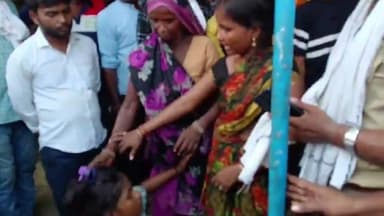 फतेहपुर में नाबालिग प्रेमी-प्रेमिका के मिलने पर बवाल, युवक की पिटाई का वीडियो वायरल
परिजनों ने पीछा कर दोनों को पकड़ा, पुलिस ने भीड़ से बचाकर थाने पहुंचाया
दोनों नाबालिग होने के चलते पुलिस ने समझाइश के बाद परिजनों को सौंपा, वायरल वीडियो की भी जांच
✒️रिपोर्ट पिंटू तिवारी
उत्तर प्रदेश। फतेहपुर जिले के खखरेरू थाना क्षेत्र में दो नाबालिगों से जुड़ा एक मामला चर्चा का विषय बना हुआ है। सोशल मीडिया पर वायरल वीडियो में एक किशोर के साथ मारपीट होती दिखाई दे रही है। पुलिस के अनुसार, दोनों नाबालिग हैं और आपस में रिश्तेदार बताए जा रहे हैं। मामले में पुलिस ने हस्तक्षेप कर दोनों को सुरक्षित थाने पहुंचाया और पूछताछ के बाद परिजनों के सुपुर्द कर दिया। पुलिस का कहना है कि मामले की जांच की गई और किसी भी पक्ष ने लिखित कानूनी कार्रवाई की मांग नहीं की।
फतेहपुर जिले के खखरेरू थाना क्षेत्र के रक्षपालपुर चौराहे पर शनिवार को उस समय अफरा-तफरी मच गई, जब एक नाबालिग किशोर अपनी परिचित 15 वर्षीय किशोरी से मिलने पहुंचा। प्रारंभिक जानकारी के अनुसार, दोनों के बीच पहले से परिचय था और वे एक-दूसरे के संपर्क में थे।
बताया जा रहा है कि जब किशोरी घर पर नहीं मिली तो परिजनों ने उसकी तलाश शुरू की। कुछ समय बाद दोनों रक्षपालपुर चौराहे के समीप दिखाई दिए। यह देखते ही परिजनों का गुस्सा फूट पड़ा और आरोप है कि कुछ ग्रामीणों के साथ मिलकर किशोर की पिटाई कर दी गई। इस दौरान मौजूद लोगों ने घटना का वीडियो बना लिया, जो देखते ही देखते सोशल मीडिया पर वायरल हो गया।
प्रत्यक्षदर्शियों के अनुसार, घायल किशोर की हालत बिगड़ने पर मौके पर मौजूद किशोरी उसे पानी पिलाती भी दिखाई दी। इसी बीच सूचना मिलने पर पुलिस मौके पर पहुंची और भीड़ से किशोर को सुरक्षित निकालकर थाने ले गई। बाद में घायल किशोर को उपचार के लिए अस्पताल भेजा गया।
जानकारी के अनुसार, किशोर अशोथर थाना क्षेत्र का रहने वाला है, जबकि किशोरी खखरेरू थाना क्षेत्र की निवासी है। बताया जा रहा है कि दोनों रिश्तेदारी में हैं और सोशल मीडिया के माध्यम से लगातार संपर्क में थे। पुलिस के अनुसार, दोनों नाबालिग हैं।
थाने में दोनों से अलग-अलग पूछताछ की गई। प्रभारी निरीक्षक सतपाल सिंह ने बताया कि दोनों पक्षों के परिजनों को बुलाकर बातचीत कराई गई। चूंकि दोनों नाबालिग हैं और किसी भी पक्ष ने लिखित शिकायत देकर कानूनी कार्रवाई की मांग नहीं की, इसलिए आवश्यक समझाइश के बाद दोनों को उनके परिजनों के सुपुर्द कर दिया गया।
हालांकि, वायरल वीडियो को लेकर पुलिस आवश्यक तथ्यों का परीक्षण कर रही है। यदि किसी प्रकार की कानून व्यवस्था या मारपीट से संबंधित अपराध सामने आता है तो विधिक कार्रवाई की जाएगी।
वायरल फैक्ट
इस घटना का वीडियो सोशल मीडिया पर तेजी से साझा किया जा रहा है। हालांकि किसी भी वायरल वीडियो के आधार पर निष्कर्ष निकालने से पहले पुलिस जांच और आधिकारिक तथ्यों का इंतजार करना जरूरी है। साथ ही, नाबालिगों की पहचान उजागर करना या उनकी निजी जानकारी सार्वजनिक करना कानूनन अनुचित हो सकता है।
यह घटना केवल एक पारिवारिक विवाद नहीं, बल्कि नाबालिगों की सुरक्षा, अभिभावकों की जिम्मेदारी और कानून के सम्मान का भी विषय है। विशेषज्ञों का मानना है कि ऐसे मामलों में भीड़ द्वारा हिंसा के बजाय संवेदनशील संवाद, कानूनी प्रक्रिया और बाल संरक्षण के सिद्धांतों का पालन किया जाना चाहिए।
🟥 ND NEWS | दैनिक निष्पक्ष धारा की जनहित अपील
ND NEWS सभी अभिभावकों, ग्रामीणों और नागरिकों से अपील करता है कि नाबालिगों से जुड़े मामलों में कानून अपने हाथ में न लें। किसी भी परिस्थिति में मारपीट या भीड़ द्वारा हिंसा समाधान नहीं है। बच्चों को सही मार्गदर्शन, संवाद और परामर्श की आवश्यकता होती है।
प्रशासन, पुलिस और बाल संरक्षण विभाग से भी अनुरोध है कि ऐसे मामलों में संवेदनशीलता के साथ कार्रवाई करें तथा नाबालिगों के अधिकारों और सुरक्षा को सर्वोच्च प्राथमिकता दें।
जनहित में सुझाव
नाबालिग बच्चों की ऑनलाइन गतिविधियों पर सकारात्मक निगरानी रखें।
किसी भी विवाद की स्थिति में पुलिस और बाल संरक्षण इकाई से संपर्क करें।
कानून हाथ में लेने या भीड़ द्वारा हिंसा से बचें।
सोशल मीडिया पर नाबालिगों के वीडियो और पहचान साझा न करें।
परिवारों में संवाद और नैतिक शिक्षा को बढ़ावा दें।
👇🏿👇🏿👇🏿
#NDNews #दैनिकनिष्पक्षधारा #Fatehpur #Khakhreru #Ashothar #UPPolice #FatehpurPolice #ChildProtection #JuvenileJustice #ViralVideo #BreakingNews #LawAndOrder #UttarPradesh
👇👇
@dgpup
@RSSorg
@UPGovt
@wpl1090
@RSSgeet
@Uppolice
@MIB_India
@PMOIndia
@HMOIndia
@abmanglik
@VHPDigital
@igrangealld
@myogioffice
@InfoDeptUP
@dmfatehpur
@sdmsadarftp
@CMOfficeUP
@CMOUP_RC
@UPPRD1948
@ChiefSecyUP
@ChiefSecyUP
@MahantYogiG
@FatehpurSdm
@fatehpurpolice
@BajrangDalOrg
@112UttarPradesh
@myogiadityanath
@CommissionerPrg
@ADGZonPrayagraj
👇🏿👇🏿👇🏿👇🏿
🟥 ND NEWS | दैनिक निष्पक्ष धारा
मुख्य संपादक / संस्थापक: राजन सिंह हाड़ा
सह-संपादक: शालिनी सिंह भदौरिया
📍 कार्यालय-3: U158, हीरा स्वीट्स के पास, विकास मार्ग, लक्ष्मी नगर, पूर्वी दिल्ली, पिन कोड – 110092 (NCR)
📍 कार्यालय-2: विधानसभा रोड, बर्लिंगटन चौराहा, लखनऊ – 226001 (UP)
📍 कार्यालय-1: 1/1 अटल बिहारी चौराहा, नियर बर्मा चौराहा, फतेहपुर – 212601 (UP)
📅 दिनांक: 28 जून 2026
📆 दिन: रविवार
📧 Email: ndnewschannel@gmail.com
📞 मोबाइल: 9696119696