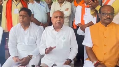 बैतूल विधायक एवं बीजेपी मध्य प्रदेश अध्यक्ष ने मुख्यमंत्री मोहन यादव के कुकरू दौरे को लेकर दी पूरी जानकारी
🌿 मुख्यमंत्री डॉ. यादव ने कुकरू में पर्यटन विकास की कार्ययोजना के प्रजेंटेशन का अवलोकन किया
-----------
बैतूल, 28 जून 2026/मुख्यमंत्री डॉ. मोहन यादव ने रविवार को बैतूल जिले के हिल स्टेशन कुकरू में मध्यप्रदेश पर्यटन विकास निगम एवं वन विभाग द्वारा प्रस्तावित पर्यटन विकास की कार्ययोजना संबंधी प्रेजेंटेशन का अवलोकन किया। इस दौरान मध्यप्रदेश पर्यटन विकास निगम द्वारा पॉवर पॉइंट प्रेजेंटेशन के माध्यम से प्रस्तावित पर्यटन विकास गतिविधियों की जानकारी दी गई।
प्रस्तुतीकरण में बताया गया कि कुकरू के प्रमुख दर्शनीय स्थलों का विकास किया जाएगा। साथ ही स्थानीय ग्रामीणों को होम-स्टे गतिविधियों से जोड़कर उन्हें रोजगार के अवसर उपलब्ध कराए जाएंगे। लगभग 15 करोड़ रुपये की लागत से कुकरू में ईको रिसॉर्ट, होम-स्टे एवं विभिन्न एडवेंचर गतिविधियों का विकास किया जाएगा।
प्रस्तुतीकरण में कॉफी उत्पादन को बढ़ावा देने, प्रदेश के एकमात्र ताप्ती कंजरवेशन क्षेत्र, बटरफ्लाई पार्क सहित अन्य पर्यटन संभावनाओं के विकास संबंधी जानकारी भी दी गई।
इस अवसर पर वन विभाग द्वारा मुख्यमंत्री डॉ. मोहन यादव को जिले के सागौन उत्पाद से निर्मित हिरण की कलाकृति तथा नंदा हनी सहित अन्य उत्पाद भेंट किए गए।
इस दौरान केंद्रीय जनजातीय कार्य राज्य मंत्री श्री दुर्गादास उईके, भाजपा प्रदेश अध्यक्ष एवं बैतूल विधायक श्री हेमंत खंडेलवाल, विधायक श्री महेंद्र सिंह चौहान, जन अभियान परिषद के उपाध्यक्ष श्री मोहन नागर सहित अन्य जनप्रतिनिधि उपस्थित रहे।
📍 आइए, बैतूल की इस प्राकृतिक विरासत को देशभर तक पहुंचाएं।
#CMDrMohanYadav #DrMohanYadav #Kukru #ButchPoint #Betul #MadhyaPradesh #MPTourism #ExploreMP #IncredibleIndia #Nature #NatureLovers #SunrisePoint #ScenicBeauty #TribalHeritage #Korku #EcoTourism #GreenMP #VisitBetul #बैतूल #कुकरू #बुचपॉइंट #मुख्यमंत्री_डॉ_मोहन_यादव #मध्यप्रदेश #एमपी_टूरिज्म #प्राकृतिक_सौंदर्य #हरित_मध्यप्रदेश #जनजातीय_विरासत #पर्यटन #सनराइज_पॉइंट #विकसित_मध्यप्रदेश का पार्ट 8