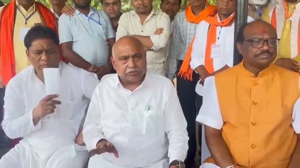 बैतूल विधायक एवं बीजेपी मध्य प्रदेश अध्यक्ष ने मुख्यमंत्री मोहन यादव के कुकरू दौरे को लेकर दी पूरी जानकारी
🌿 मुख्यमंत्री डॉ. यादव ने कुकरू में पर्यटन विकास की कार्ययोजना के प्रजेंटेशन का अवलोकन किया
-----------
बैतूल, 28 जून 2026/मुख्यमंत्री डॉ. मोहन यादव ने रविवार को बैतूल जिले के हिल स्टेशन कुकरू में मध्यप्रदेश पर्यटन विकास निगम एवं वन विभाग द्वारा प्रस्तावित पर्यटन विकास की कार्ययोजना संबंधी प्रेजेंटेशन का अवलोकन किया। इस दौरान मध्यप्रदेश पर्यटन विकास निगम द्वारा पॉवर पॉइंट प्रेजेंटेशन के माध्यम से प्रस्तावित पर्यटन विकास गतिविधियों की जानकारी दी गई।
प्रस्तुतीकरण में बताया गया कि कुकरू के प्रमुख दर्शनीय स्थलों का विकास किया जाएगा। साथ ही स्थानीय ग्रामीणों को होम-स्टे गतिविधियों से जोड़कर उन्हें रोजगार के अवसर उपलब्ध कराए जाएंगे। लगभग 15 करोड़ रुपये की लागत से कुकरू में ईको रिसॉर्ट, होम-स्टे एवं विभिन्न एडवेंचर गतिविधियों का विकास किया जाएगा।
प्रस्तुतीकरण में कॉफी उत्पादन को बढ़ावा देने, प्रदेश के एकमात्र ताप्ती कंजरवेशन क्षेत्र, बटरफ्लाई पार्क सहित अन्य पर्यटन संभावनाओं के विकास संबंधी जानकारी भी दी गई।
इस अवसर पर वन विभाग द्वारा मुख्यमंत्री डॉ. मोहन यादव को जिले के सागौन उत्पाद से निर्मित हिरण की कलाकृति तथा नंदा हनी सहित अन्य उत्पाद भेंट किए गए।
इस दौरान केंद्रीय जनजातीय कार्य राज्य मंत्री श्री दुर्गादास उईके, भाजपा प्रदेश अध्यक्ष एवं बैतूल विधायक श्री हेमंत खंडेलवाल, विधायक श्री महेंद्र सिंह चौहान, जन अभियान परिषद के उपाध्यक्ष श्री मोहन नागर सहित अन्य जनप्रतिनिधि उपस्थित रहे।
📍 आइए, बैतूल की इस प्राकृतिक विरासत को देशभर तक पहुंचाएं।
#CMDrMohanYadav #DrMohanYadav #Kukru #ButchPoint #Betul #MadhyaPradesh #MPTourism #ExploreMP #IncredibleIndia #Nature #NatureLovers #SunrisePoint #ScenicBeauty #TribalHeritage #Korku #EcoTourism #GreenMP #VisitBetul #बैतूल #कुकरू #बुचपॉइंट #मुख्यमंत्री_डॉ_मोहन_यादव #मध्यप्रदेश #एमपी_टूरिज्म #प्राकृतिक_सौंदर्य #हरित_मध्यप्रदेश #जनजातीय_विरासत #पर्यटन #सनराइज_पॉइंट #विकसित_मध्यप्रदेश का पार्ट 6