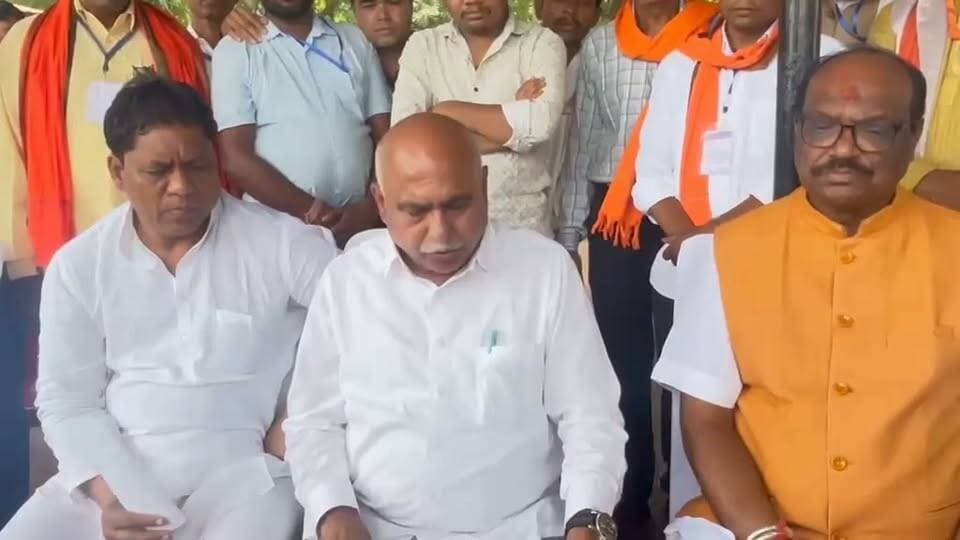 बैतूल विधायक एवं बीजेपी मध्य प्रदेश अध्यक्ष ने मुख्यमंत्री मोहन यादव के कुकरू दौरे को लेकर दी पूरी जानकारी
🌿 मुख्यमंत्री डॉ. यादव ने कुकरू में पर्यटन विकास की कार्ययोजना के प्रजेंटेशन का अवलोकन किया
-----------
बैतूल, 28 जून 2026/मुख्यमंत्री डॉ. मोहन यादव ने रविवार को बैतूल जिले के हिल स्टेशन कुकरू में मध्यप्रदेश पर्यटन विकास निगम एवं वन विभाग द्वारा प्रस्तावित पर्यटन विकास की कार्ययोजना संबंधी प्रेजेंटेशन का अवलोकन किया। इस दौरान मध्यप्रदेश पर्यटन विकास निगम द्वारा पॉवर पॉइंट प्रेजेंटेशन के माध्यम से प्रस्तावित पर्यटन विकास गतिविधियों की जानकारी दी गई।
प्रस्तुतीकरण में बताया गया कि कुकरू के प्रमुख दर्शनीय स्थलों का विकास किया जाएगा। साथ ही स्थानीय ग्रामीणों को होम-स्टे गतिविधियों से जोड़कर उन्हें रोजगार के अवसर उपलब्ध कराए जाएंगे। लगभग 15 करोड़ रुपये की लागत से कुकरू में ईको रिसॉर्ट, होम-स्टे एवं विभिन्न एडवेंचर गतिविधियों का विकास किया जाएगा।
प्रस्तुतीकरण में कॉफी उत्पादन को बढ़ावा देने, प्रदेश के एकमात्र ताप्ती कंजरवेशन क्षेत्र, बटरफ्लाई पार्क सहित अन्य पर्यटन संभावनाओं के विकास संबंधी जानकारी भी दी गई।
इस अवसर पर वन विभाग द्वारा मुख्यमंत्री डॉ. मोहन यादव को जिले के सागौन उत्पाद से निर्मित हिरण की कलाकृति तथा नंदा हनी सहित अन्य उत्पाद भेंट किए गए।
इस दौरान केंद्रीय जनजातीय कार्य राज्य मंत्री श्री दुर्गादास उईके, भाजपा प्रदेश अध्यक्ष एवं बैतूल विधायक श्री हेमंत खंडेलवाल, विधायक श्री महेंद्र सिंह चौहान, जन अभियान परिषद के उपाध्यक्ष श्री मोहन नागर सहित अन्य जनप्रतिनिधि उपस्थित रहे।
📍 आइए, बैतूल की इस प्राकृतिक विरासत को देशभर तक पहुंचाएं।
#CMDrMohanYadav #DrMohanYadav #Kukru #ButchPoint #Betul #MadhyaPradesh #MPTourism #ExploreMP #IncredibleIndia #Nature #NatureLovers #SunrisePoint #ScenicBeauty #TribalHeritage #Korku #EcoTourism #GreenMP #VisitBetul #बैतूल #कुकरू #बुचपॉइंट #मुख्यमंत्री_डॉ_मोहन_यादव #मध्यप्रदेश #एमपी_टूरिज्म #प्राकृतिक_सौंदर्य #हरित_मध्यप्रदेश #जनजातीय_विरासत #पर्यटन #सनराइज_पॉइंट #विकसित_मध्यप्रदेश का पार्ट 5