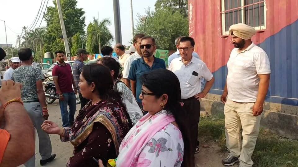 #शाहबाद नगर पालिका की ओर से शाहबाद के लैंडमार्क चौक वार्ड 10 #पार्षद #ईशु सचदेवा और लाडवा चौक पर 40 की लाख की लागत लगाई गई रेड लाइटस नगर पालिका अध्यक्ष डा #गुलशन कुमार क्वात्रा व हरियाणा #राज्य सहकारी कृषि और ग्रामीण विकास बैंक के चेयरमैन #सुभाष कलसाना ने किया रेड लाइट्स का #शुभारंभ