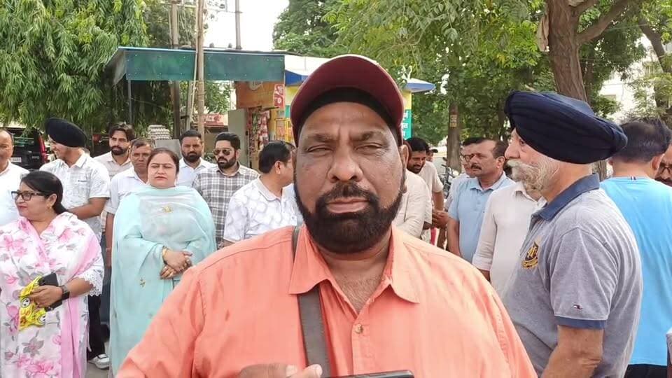#शाहबाद नगर पालिका की ओर से शाहबाद के लैंडमार्क चौक वार्ड 10 #पार्षद #ईशु सचदेवा और लाडवा चौक पर 40 की लाख की लागत लगाई गई रेड लाइटस नगर पालिका अध्यक्ष डा #गुलशन कुमार क्वात्रा व हरियाणा #राज्य सहकारी कृषि और ग्रामीण विकास बैंक के चेयरमैन #सुभाष कलसाना ने किया रेड लाइट्स का #शुभारंभ