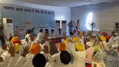 पंजाब कैबिनेट के मंत्री और सिख विधायक श्री हरमंदिर साहिब (गोल्डन टेंपल), अमृतसर पहुंच चुके हैं। कुछ ही देर में वे श्री अकाल तख्त साहिब के जत्थेदार ज्ञानी कुलदीप सिंह गर्गज के समक्ष एंटी-स्कारिलेज (धार्मिक ग्रंथों के अपमान विरोधी) बिल को लेकर अपना स्पष्टीकरण प्रस्तुत करेंगे।
कार्यवाही की शुरुआत जत्थेदार ज्ञानी कुलदीप सिंह गर्गज ने गुरु ग्रंथ साहिब के अंग 1288 पर दर्ज गुरु नानक देव जी के पवित्र शबद के पाठ से की। यह शबद सत्य, न्याय और नैतिक जिम्मेदारी का संदेश देता है तथा सिख परंपरा में जवाबदेही और धर्म के मार्ग पर चलने की प्रेरणा के रूप में देखा जाता है।
इस घटनाक्रम पर पंजाब की राजनीति और सिख समुदाय की नजरें टिकी हुई हैं। अब सभी की निगाहें श्री अकाल तख्त साहिब के अगले फैसले और कार्यवाही पर हैं।
#Punjab #Amritsar #GoldenTemple #AkalTakht #Sikh #BreakingNews