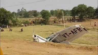 🚨 ब्रेकिंग | कासगंज में ट्रेनिंग विमान हादसा
अलीगढ़ एयरपोर्ट से प्रशिक्षण उड़ान पर निकला टू-सीटर विमान कासगंज में पुलिस लाइन के पास खेत में दुर्घटनाग्रस्त हो गया। हादसे में प्रशिक्षु महिला पायलट घायल हो गई, जिन्हें अस्पताल में भर्ती कराया गया है।
प्रारंभिक जानकारी के अनुसार विमान हाईटेंशन लाइन की चपेट में आने के बाद खेत में गिरा। पुलिस, प्रशासन और बचाव दल मौके पर पहुंचकर जांच में जुटे हैं।
#Kasganj #PlaneCrash #BreakingNews #Aligarh #Pilot #UttarPradesh #NewsUpdate