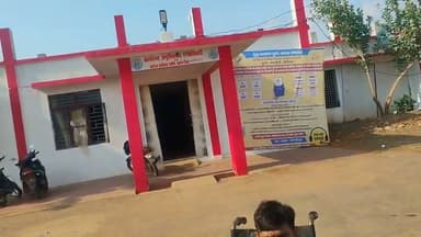 **कड़कड़ाती धूप में लोहे की तरह तपकर कलेक्ट्रेट पहुंचे ८०% दिव्यांग पत्रकार को मऊगंज एसडीएम ने दी अनशन की खुली चुनौती; भारतीय संविधान के अनुच्छेद २१ और दिव्यांगजन अधिकार अधिनियम २०१६ को ठेंगे पर रख रहा प्रशासनिक अमला, मंगलवार से शुरू होने जा रहे अनशन को मिला जनता का भारी समर्थन**
**मऊगंज:** जब व्यवस्था अंधी और बहरी हो जाए तो लोकतंत्र के चौथे स्तंभ को खुद कड़कड़ाती धूप में लोहे की तरह तपकर सड़कों पर उतरना पड़ता है, और मऊगंज में इसकी जीती-जागती तस्वीर तब देखने को मिली जब ८० प्रतिशत दिव्यांग पत्रकार दीपक कुमार गुप्ता अपनी व्हीलचेयर पर हाथों में आवेदन पत्र थामे मऊगंज अनुविभागीय अधिकारी (SDM) कार्यालय के सामने पहुंचे. भीषण गर्मी और चिलचिलाती धूप में कलेक्ट्रेट परिसर के भीतर वीडियो जारी करते हुए उन्होंने प्रशासनिक संवेदनहीनता को उजागर किया, जहाँ शनिवार की छुट्टी होने के कारण कोई भी जिम्मेदार अधिकारी या बाबू उनकी सुध लेने के लिए मौजूद नहीं था. इससे भी अधिक शर्मनाक पहलू यह है कि जब पूर्व में इस दिव्यांग पत्रकार ने दूरभाष के माध्यम से एसडीएम महोदय को अपनी पीड़ा से अवगत कराना चाहा, तो अधिकारी ने उनकी समस्या को गंभीरता से सुनने के बजाय बेहद तल्ख और गैर-जिम्मेदाराना रवैया अपनाते हुए दोटूक शब्दों में कहा कि 'आपका आवेदन स्वीकार नहीं होगा, जहां मर्जी हो बैठो अनशन पर, शासन से पैसा आएगा तभी मिलेगा'. एक जिम्मेदार लोक सेवक द्वारा एक दिव्यांग नागरिक को इस तरह से दुत्कारना न केवल मर्यादा के खिलाफ है बल्कि देश के सर्वोच्च कानून यानी 'भारतीय संविधान' का खुला उल्लंघन भी है. हमारे संविधान का अनुच्छेद २१ हर नागरिक को गरिमापूर्ण जीवन जीने का अधिकार देता है, और इसी के तहत 'दिव्यांगजन अधिकार अधिनियम २०१६' (RPWD Act 2016) अस्तित्व में आया, जो स्पष्ट रूप से कहता है कि दिव्यांग व्यक्तियों को समाज में बराबरी, सुरक्षा और सरकारी योजनाओं का लाभ बिना किसी भेदभाव के मिलना चाहिए; इस अधिनियम की धारा ३ के तहत सरकार और प्रशासन का यह वैधानिक दायित्व है कि वे दिव्यांगों के अधिकारों की रक्षा करें और उन्हें हर प्रकार के शोषण व मानसिक प्रताड़ना से बचाएं, लेकिन मऊगंज का प्रशासनिक अमला शायद इस कानून से पूरी तरह अनभिज्ञ है.
मध्य प्रदेश सरकार जहाँ लाड़ली बहनों को हर महीने एक निश्चित तिथि पर ₹१५०० की राशि प्रदान कर रही है, वहीं समाज के सबसे लाचार वर्ग यानी दिव्यांगों और विधवाओं को मिलने वाली ₹६०० की मामूली मासिक पेंशन की कोई तारीख तय नहीं है; कभी २३, कभी २६ तो कभी महीनों की देरी के बाद मिलने वाली यह पेंशन पूरी तरह से अधिकारियों की मनमर्जी और दिव्यांगों के अपमान का जरिया बन चुकी है. इसी तानाशाही और आर्थिक कंगाली के खिलाफ अपनी आवाज बुलंद करते हुए दिव्यांग पत्रकार दीपक कुमार गुप्ता ने संकल्प लिया है कि चाहे जिला प्रशासन उनके खिलाफ झूठे मुकदमे दर्ज कर दे या उन्हें जेल भेज दे, यहाँ तक कि इस संघर्ष में यदि उन्हें मृत्यु भी प्राप्त हो जाए, तो भी वे पीछे नहीं हटेंगे क्योंकि बिना आत्मसम्मान के ऐसी सुविधाओं के अभाव में जीने का कोई औचित्य नहीं है. उन्होंने आगामी मंगलवार से मऊगंज कलेक्ट्रेट के सामने शुरू होने वाले अपने 'शांतिपूर्ण क्रमिक अनशन' के लिए क्षेत्र के तमाम समाजसेवियों और जागरूक नागरिकों से अपील की है कि वे इस न्याय की लड़ाई में उनका साथ दें और धरना स्थल पर एक पंडाल (टेंट) की व्यवस्था सुनिश्चित कराएं. मऊगंज की आम जनता अब इस बहादुर पत्रकार के समर्थन में लामबंद हो रही है और मांग कर रही है कि सरकार और मऊगंज कलेक्टर इस प्रशासनिक उदासीनता पर तत्काल संज्ञान लें और दिव्यांगों के संवैधानिक अधिकारों का हनन करने वाले जिम्मेदार अधिकारियों को कानून का पाठ पढ़ाएं.
#DivyangRights #PensionIssue #SocialJustice #DivyangJournalist #SDMOffice #GovernmentSchemes #SupportDivyang #VoiceOfChange #JusticeForDivyang #HumanRights #SocialMediaPower #IndiaHeadline24 #ViralVideo #FacebookReels #ShareAndSupport #TrendingNews #PublicIssue #Awareness #Anshan #RightToPension