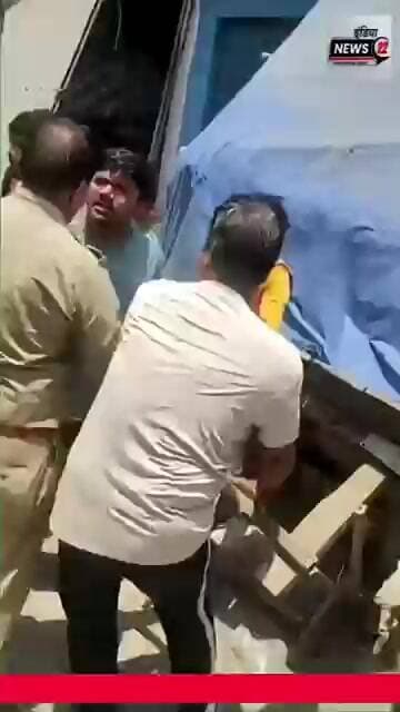 #शिकारपुर में #अतिक्रमण #हटाने के #दौरान #दुकानदार ने #दरोगा का #पकड़ा #कॉलर