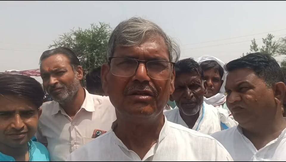 टोडाभीम भोपुर बिजली हादसा धरना समाप्त, सहमति बनी #57newskarauli
1. 36 लाख रुपए के चेक, 1.50 लाख नगद।
2. प्रत्येक सदस्य को सरकारी योजनाओं के माध्यम से 38 लाख की सहायता राशि(तीनो को टोटल 1 करोड़ 12 लाख)
3. तीनो परिवारजनों के प्रत्येक सदस्य को नौकरी।
4. बिजली विभाग के J.en एवं लाइनमैन सस्पेंड।
5. टोडाभीम विधानसभा क्षेत्र के सभी फ़ीडरो के खराब बिजली के वायर, VCB, झूले हुए वायर, पेड़ो के टच होने वाले वायर आदि बदले जाएँगे
6. समस्त 33kv पॉवर ग्रेड शराब के अड्डे, राजनीतिक अखाड़े बने हुए है दोषी पाए जाने वाले कर्मचारियों पर कठोर कानूनी कार्यवाही अमल में लाई जाएगी।
