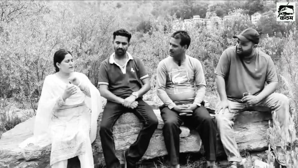 कलम जीत की
ग्राउंड ज़ीरो टीम का आज का अहम मुद्दा
रामपुर बुशहर क्षेत्र की खस्ताहाल सड़कें, जगह-जगह पड़े गड्ढे और कई मार्गों पर सुरक्षा के लिए आवश्यक सेफ्टी बैरिकेड (क्रैश बैरियर) का अभाव आम जनता की जान के लिए खतरा बनता जा रहा है। वहीं अस्पतालों में एक्सरा और अल्ट्रासाउंड की मशीन खराब और कुल्लू जिला में डॉक्टरो की लापरवाही और स्वास्थ्य सेवाओं की बदहाल व्यवस्था भी लोगों के लिए गंभीर चिंता का विषय है।
ग्राउंड ज़ीरो टीम ने इन जनहित के मुद्दों को प्रमुखता से उठाते हुए प्रशासन से मांग की है कि सड़कों की जल्द मरम्मत कर आवश्यक सेफ्टी बैरिकेड लगाए जाएं तथा सरकारी अस्पतालों में मशीनों की कमी को शीघ्र दूर किया जाए, ताकि लोगों को सुरक्षित सड़कें और बेहतर स्वास्थ्य सुविधाएं मिल सकें।
#GroundZeroTeam #RampurBushahr #RoadSafety #CrashBarrier #RoadRepair #Healthcare #Doctors #PublicIssues #HimachalPradesh #जनहित #सड़कसुरक्षा #स्वास्थ्यसेवाएं
