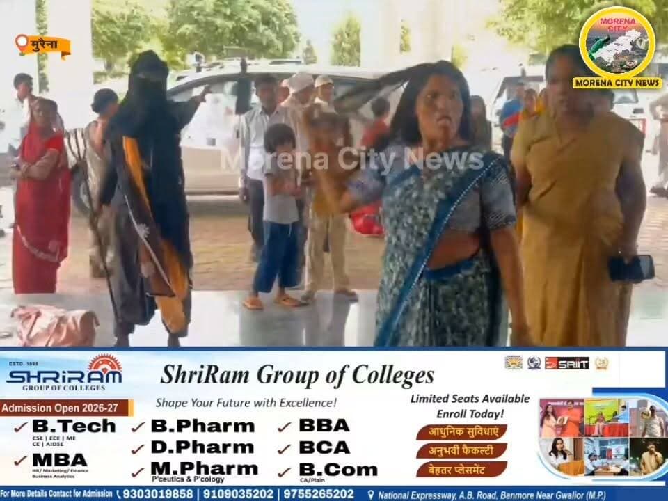 महिलाओं का हाई वोल्टेज तमाशा, घंटों लगी रही भीड़, कभी भजन गाती तो कभी 'नागिन' की तरह अभिनय करती आई नजर
मुरैना। मंगलवार को मुरैना कलेक्ट्रेट में आयोजित कलेक्टर की जनसुनवाई के दौरान उस समय अजीब स्थिति बन गई, जब दो महिलाओं ने परिसर में अनोखे अंदाज में प्रदर्शन किया। महिलाओं के प्रदर्शन को देखने के लिए कलेक्ट्रेट परिसर में लोगों की भीड़ जुट गई और काफी देर तक गेट के बाहर हुजूम लगा रहा।
वायरल हो रहे वीडियो में एक महिला कभी भजन गाती हुई तो कभी 'नागिन' की तरह अभिनय करती नजर आ रही है। इस दौरान मौके पर मौजूद लोगों की नजरें पूरे घटनाक्रम पर टिकी रहीं।
स्थिति को नियंत्रित करने के लिए कलेक्ट्रेट गेट पर तैनात महिला एवं पुरुष पुलिसकर्मियों ने महिलाओं को समझाने और वहां से हटाने का काफी प्रयास किया। काफी देर तक समझाइश के बाद स्थिति सामान्य हुई।
हालांकि महिलाओं की शिकायत और विरोध का कारण क्या था, इसकी आधिकारिक पुष्टि नहीं हो सकी है।
#morena #मुरैना #NewsUpdate #मंगलवार