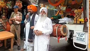 कर्णप्रयाग और नगरासू विवाद के बाद अब हालात सामान्य होते नजर आ रहे हैं। पंजाब के गुरदासपुर से श्री हेमकुंड साहिब यात्रा पर निकला सिख श्रद्धालुओं का जत्था सुरक्षित गोविंदघाट पहुंच गया। स्थानीय लोगों और प्रशासन ने श्रद्धालुओं का स्वागत किया। श्रद्धालुओं ने शांति, आपसी भाईचारे और सद्भाव का संदेश देते हुए अफवाहों पर ध्यान न देने की अपील की।
#Jyotirmath #Govindghat #HemkundSahibYatra #UttarakhandNews