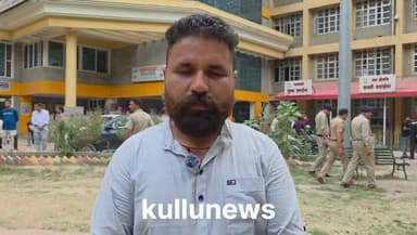 कुल्लू अस्पताल मामला: एक तरफ सस्पेंशन की कार्रवाई, दूसरी तरफ जनता की जीत का जश्न!
प्रसूता मौत मामले में बड़ी कार्रवाई सामने आई है। विधायक सुंदर सिंह ठाकुर ने प्रेस वार्ता में बताया कि अनु देवी को सस्पेंड कर दिया गया है और दोषी पाई गईं दोनों नर्सों को भी कल सुबह तक सस्पेंड कर दिया जाएगा।
वहीं दूसरी ओर, इस मामले को लेकर चल रहे धरने पर बलदेव ठाकुर ने प्रेस वार्ता कर जनता का आभार जताया। उन्होंने कहा— "यह धरना आम जनता का था और यह सफलता भी आम जनता की ही है।" उन्होंने धरने में शामिल होने वाले हर एक व्यक्ति का दिल से धन्यवाद किया है।
#KulluHospitalCase #PublicPower #HimachalNews #Kullu #Justice ForKullu
'जनता की जीत' पर फोकस