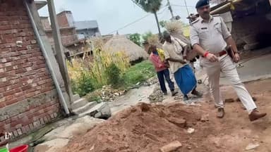 शेखपुरा पुलिस ने फरार चल रहा आरोपी के घर ढोल बजाकर इस्तहार चिपकाया #shekhpurapolice # spsheikhpura #sgpbihar#patnanews