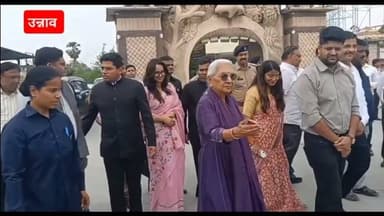 👧🌸 158 निराश्रित बालिकाओं से मिलीं राज्यपाल आनंदीबेन पटेल, बोलीं— हर बच्चे को मिले सुरक्षित और बेहतर भविष्य
📍 उन्नाव | सोहरामऊ
उत्तर प्रदेश की राज्यपाल आनंदीबेन पटेल ने उन्नाव के सोहरामऊ स्थित आनंदी मैजिक वर्ल्ड वाटर पार्क में आयोजित कार्यक्रम में 158 निराश्रित बालिकाओं से मुलाकात कर उनका हालचाल जाना। उन्होंने बालिकाओं से संवाद करते हुए उनकी शिक्षा, स्वास्थ्य, रहन-सहन और भविष्य से जुड़े मुद्दों पर विस्तार से जानकारी ली।
🌸 कार्यक्रम की मुख्य बातें
🔹 राज्यपाल का जिलाधिकारी घनश्याम मीना और पुलिस अधीक्षक जयप्रकाश सिंह ने पुष्पगुच्छ देकर स्वागत किया।
🔹 राज्यपाल ने बालिकाओं का उत्साहवर्धन करते हुए कहा कि हर बच्चे को सुरक्षित, सम्मानजनक और बेहतर वातावरण देना समाज और सरकार की साझा जिम्मेदारी है।
🔹 अधिकारियों को बालिकाओं की सुरक्षा, गुणवत्तापूर्ण शिक्षा, बेहतर देखभाल और आत्मनिर्भर बनाने की दिशा में निरंतर कार्य करने के निर्देश दिए।
🔹 सभी पात्र बालिकाओं को सरकारी योजनाओं का लाभ समयबद्ध तरीके से उपलब्ध कराने पर विशेष जोर दिया गया।
👥 ये रहे मौजूद
कार्यक्रम में कैबिनेट मंत्री नंद गोपाल नंदी, जिलाधिकारी घनश्याम मीना, पुलिस अधीक्षक जयप्रकाश सिंह, मुख्य विकास अधिकारी प्रतीराज, अपर जिलाधिकारी सुशील कुमार गोंड, उपजिलाधिकारी प्रज्ञा पांडे सहित कई प्रशासनिक एवं पुलिस अधिकारी मौजूद रहे।
🚔 सुरक्षा के रहे पुख्ता इंतजाम
राज्यपाल के दौरे को देखते हुए कार्यक्रम स्थल पर सुरक्षा के व्यापक इंतजाम किए गए। पुलिस बल की तैनाती, प्रवेश व्यवस्था और निगरानी को सुदृढ़ रखा गया, जिससे पूरा कार्यक्रम शांतिपूर्ण ढंग से संपन्न हुआ।
💬 आपकी राय?
निराश्रित बच्चों की शिक्षा, सुरक्षा और भविष्य को बेहतर बनाने के लिए सरकार और समाज को और क्या कदम उठाने चाहिए? अपनी राय कमेंट में जरूर बताएं।
#UnnaoExpress #Unnao #UttarPradesh #AnandibenPatel #ChildWelfare