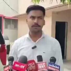बुलंदशहर में लव मैरिज के डेढ़ महीने बाद विवाद, पति-पत्नी के आरोपों से मामला चर्चा में
CRPF जवान ने पत्नी के घर छोड़ने की शिकायत की, पत्नी ने जाति छिपाकर शादी करने का लगाया आरोप
पुलिस जांच में सिपाही पर लगाए गए आरोप गलत पाए जाने का दावा, मामले ने सोशल मीडिया पर पकड़ी तूल
✒️रिपोर्ट यूपी हेड नागेंद्र पांडये
उत्तर प्रदेश के बुलंदशहर में लव मैरिज के कुछ ही समय बाद पति-पत्नी के बीच विवाद का मामला सामने आया है। सीआरपीएफ के एक जवान ने अपनी पत्नी के घर छोड़कर चले जाने की शिकायत वरिष्ठ पुलिस अधिकारियों से की थी। वहीं, पत्नी ने सार्वजनिक रूप से सामने आकर पति पर शादी से पहले जाति छिपाने का आरोप लगाया है। इस मामले में एक स्थानीय पुलिसकर्मी पर भी महिला को बहला-फुसलाकर ले जाने का आरोप लगाया गया था, जिसे पुलिस जांच में निराधार बताया गया है।
उत्तर प्रदेश के बुलंदशहर में लव मैरिज के महज डेढ़ महीने बाद एक वैवाहिक विवाद सोशल मीडिया पर चर्चा का विषय बन गया है। सीआरपीएफ में कार्यरत जवान दर्शन ने आरोप लगाया कि ड्यूटी पर जाने के दौरान उनकी पत्नी जाह्नवी घर छोड़कर चली गई। उन्होंने वरिष्ठ पुलिस अधीक्षक (एसएसपी) कार्यालय पहुंचकर कार्रवाई की मांग की।
शिकायत में एक स्थानीय पुलिसकर्मी पर पत्नी को बहला-फुसलाकर ले जाने का भी आरोप लगाया गया था। हालांकि, पुलिस का कहना है कि जांच के दौरान संबंधित पुलिसकर्मी के विरुद्ध लगाए गए आरोप सही नहीं पाए गए।
इसी बीच सोशल मीडिया पर पति का वीडियो वायरल होने के बाद पत्नी जाह्नवी भी सामने आईं। उन्होंने आरोप लगाया कि दर्शन ने कोर्ट मैरिज से पहले अपनी जाति छिपाई थी, जिसके कारण विवाद उत्पन्न हुआ।
फिलहाल दोनों पक्ष एक-दूसरे पर अलग-अलग आरोप लगा रहे हैं। इन आरोपों की स्वतंत्र पुष्टि नहीं हुई है और मामले से जुड़े तथ्यों की जांच संबंधित एजेंसियों द्वारा की जा रही है।
वायरल फैक्ट
यह मामला सोशल मीडिया पर तेजी से वायरल हो रहा है। हालांकि, वायरल वीडियो या पोस्ट किसी भी पक्ष के दावों का अंतिम प्रमाण नहीं होते। वास्तविक स्थिति पुलिस जांच और उपलब्ध साक्ष्यों के आधार पर ही स्पष्ट होगी।
यह मामला वैवाहिक विवाद, आपसी आरोप-प्रत्यारोप और सोशल मीडिया पर प्रसारित दावों से जुड़ा है। ऐसे मामलों में जांच पूरी होने से पहले किसी भी निष्कर्ष पर पहुंचना उचित नहीं है। पुलिस का कहना है कि शिकायतों के आधार पर आवश्यक कानूनी प्रक्रिया अपनाई जा रही है।
🟥 ND NEWS | दैनिक निष्पक्ष धारा की जनहित अपील
ND NEWS नागरिकों से अपील करता है कि वैवाहिक या पारिवारिक विवाद की स्थिति में कानून का सहारा लें और सोशल मीडिया पर अपुष्ट जानकारी साझा करने से बचें। विवाह से पहले दोनों पक्ष महत्वपूर्ण तथ्यों की पारदर्शी जानकारी साझा करें। पुलिस एवं प्रशासन से अपेक्षा है कि ऐसे मामलों की निष्पक्ष और संवेदनशील जांच कर कानून के अनुसार कार्रवाई सुनिश्चित करें।
जनहित में सुझाव
विवाह से पहले पहचान और आवश्यक दस्तावेजों का सत्यापन करें।
पारिवारिक विवाद होने पर कानूनी और परामर्श सेवाओं का सहारा लें।
सोशल मीडिया पर अपुष्ट आरोप या अफवाहें साझा करने से बचें।
पुलिस जांच पूरी होने तक किसी भी पक्ष को दोषी या निर्दोष घोषित न करें।
सभी पक्षों की गरिमा और निजता का सम्मान करें।
👇👇👇
#NDNews #दैनिकनिष्पक्षधारा #Bulandshahr #UPNews #FamilyDispute #LoveMarriage #CRPF #UPPolice #FactCheck #BreakingNews #SocialMedia
👇👇👇
@CMOfficeUP
@myogiadityanath
@UPGovt
@Uppolice
@dgpup
@bulandshahrpol
@112UttarPradesh
@InfoDeptUP
@CRPFIndia
@PMOIndia
👇👇👇👇
🟥 ND NEWS | दैनिक निष्पक्ष धारा
मुख्य संपादक / संस्थापक: राजन सिंह हाड़ा
सह-संपादक: शालिनी सिंह भदौरिया
✒️ रिपोर्ट: यूपी हेड नागेंद्र पांडये
📍 कार्यालय-3: U158, हीरा स्वीट्स के पास, विकास मार्ग, लक्ष्मी नगर, पूर्वी दिल्ली, पिन कोड – 110092 (NCR)
📍 कार्यालय-2: विधानसभा रोड, बर्लिंगटन चौराहा, लखनऊ – 226001 (UP)
📍 कार्यालय-1: 1/1 अटल बिहारी चौराहा, नियर बर्मा चौराहा, फतेहपुर – 212601 (UP)
📅 दिनांक: 1 जुलाई 2026
📆 दिन: बुधवार
📧 Email: ndnewschannel@gmail.com
📞 मोबाइल: 9696119696