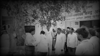 पीएचसी असोथर जांच में अधिकांश आरोपों की पुष्टि नहीं, डिप्टी सीएमओ की जांच में नया मोड़
ग्रामीणों और नगरवासियों ने संविदा फार्मासिस्ट के समर्थन में दिया बयान, स्वास्थ्य सेवाओं को बताया संतोषजनक
अंतिम फैसला जांच रिपोर्ट के बाद होगा, सभी पक्षों के बयान दर्ज किए जा रहे हैं
✒️रिपोर्ट अमर केसरवानी
फतेहपुर जनपद के असोथर स्थित प्राथमिक स्वास्थ्य केंद्र (पीएचसी) में लगाए गए आरोपों की जांच के दौरान नया मोड़ सामने आया है। डिप्टी सीएमओ डॉ. शाहबुद्दीन के नेतृत्व में गठित टीम ने अभिलेखों, दवा वितरण व्यवस्था और मरीजों सहित स्थानीय लोगों के बयान दर्ज किए। प्रारंभिक जांच में अधिकांश आरोपों की पुष्टि नहीं होने की बात सामने आई है। हालांकि, स्वास्थ्य विभाग ने स्पष्ट किया है कि अंतिम निर्णय विस्तृत जांच रिपोर्ट के आधार पर ही लिया जाएगा।
फतेहपुर जिले के प्राथमिक स्वास्थ्य केंद्र (पीएचसी) असोथर में लगाए गए विभिन्न आरोपों की जांच मंगलवार को डिप्टी सीएमओ डॉ. शाहबुद्दीन की टीम ने की। सुबह लगभग 10 बजे पहुंची जांच टीम ने अस्पताल के अभिलेखों, दवा स्टॉक, दवा वितरण व्यवस्था तथा स्वास्थ्य सेवाओं का निरीक्षण किया। इसके साथ ही मरीजों, कर्मचारियों और स्थानीय नागरिकों से भी बातचीत कर तथ्यों का सत्यापन किया गया।
जांच के दौरान असोथर नगर पंचायत और आसपास के ग्रामीण क्षेत्रों से बड़ी संख्या में लोग अस्पताल पहुंचे और संविदा फार्मासिस्ट के समर्थन में अपनी बात रखी। उपस्थित लोगों ने आरोपों को निराधार बताते हुए कहा कि अस्पताल में स्वास्थ्य सेवाएं नियमित रूप से संचालित हो रही हैं तथा मरीजों को आवश्यक दवाएं उपलब्ध कराई जाती हैं।
ग्रामीणों का कहना था कि अस्पताल में पर्याप्त दवा उपलब्ध होने के कारण मरीजों को बाहर से दवा लिखने की आवश्यकता नहीं पड़ती। उनका यह भी कहना था कि स्वास्थ्य केंद्र में उपलब्ध सुविधाओं को लेकर अधिकांश लोग संतुष्ट हैं।
समर्थन करने वालों में लालता प्रसाद दुबे, रिंकू आर्य, गौरव सिंह, लाखन निषाद, आशीष गुप्ता, श्रेया मिश्रा, शिवम अवस्थी, शैलेश सिंह, रमेश प्रसाद दुबे, बृजनंदन सिंह, सुशील सिंह, शिवप्रताप सिंह, नरसिंह मौर्य, सरवर खान, फूलचंद्र वर्मा, सोनू वर्मा, संतराम सिंह, विनोद भारती, शैलेश बाजपेई, रामानंद अवस्थी, मनोज गुप्ता, अन्नपूर्णा देवी, कांति देवी और राजकुमार सहित अन्य ग्रामीण मौजूद रहे।
उल्लेखनीय है कि 24 जून को जिलाधिकारी निधि गुप्ता वत्स एवं मुख्य चिकित्सा अधिकारी डॉ. उदयभान सिंह ने पीएचसी असोथर का औचक निरीक्षण किया था। निरीक्षण के दौरान प्राप्त शिकायतों के आधार पर प्रभारी चिकित्सा अधिकारी का स्थानांतरण सहित अन्य प्रशासनिक निर्देश जारी किए गए थे।
इसी क्रम में डिप्टी सीएमओ की टीम द्वारा दोबारा की गई जांच में अधिकांश आरोपों की पुष्टि नहीं होने की बात सामने आई है। हालांकि, स्वास्थ्य विभाग का कहना है कि जांच अभी जारी है और सभी पक्षों के बयान दर्ज किए जा रहे हैं।
डिप्टी सीएमओ डॉ. शाहबुद्दीन ने कहा कि जांच पूरी तरह निष्पक्ष ढंग से की जा रही है तथा अंतिम निष्कर्ष विस्तृत जांच रिपोर्ट के आधार पर ही निकाला जाएगा।
स्वास्थ्य सेवाओं से जुड़े मामलों में निष्पक्ष जांच और पारदर्शिता अत्यंत महत्वपूर्ण है। यदि किसी शिकायत की पुष्टि होती है तो नियमानुसार कार्रवाई होनी चाहिए, वहीं यदि आरोप असत्य पाए जाते हैं तो संबंधित पक्षों का पक्ष भी निष्पक्ष रूप से सामने आना चाहिए। अब इस मामले में स्वास्थ्य विभाग की अंतिम जांच रिपोर्ट का इंतजार रहेगा।
🟥 ND NEWS | दैनिक निष्पक्ष धारा की जनहित अपील
ND NEWS स्वास्थ्य विभाग से अपील करता है कि सभी शिकायतों की निष्पक्ष, पारदर्शी और समयबद्ध जांच सुनिश्चित की जाए। साथ ही, आम नागरिकों से भी आग्रह है कि किसी भी शिकायत को तथ्यों और साक्ष्यों के आधार पर संबंधित विभाग तक पहुंचाएं तथा अपुष्ट जानकारी के प्रसार से बचें। बेहतर स्वास्थ्य व्यवस्था के लिए प्रशासन और जनता के बीच विश्वास एवं सहयोग आवश्यक है।
👇👇
#NDNews #दैनिकनिष्पक्षधारा #Fatehpur #Asothar #PHC #HealthDepartment #CMO #DeputyCMO #HealthServices #UPHealth #PublicHealth #BreakingNews
👇👇👇
@dgpup
@RSSorg
@UPGovt
@wpl1090
@RSSgeet
@Uppolice
@MIB_India
@PMOIndia
@HMOIndia
@abmanglik
@VHPDigital
@igrangealld
@myogioffice
@InfoDeptUP
@dmfatehpur
@sdmsadarftp
@CMOfficeUP
@CMOUP_RC
@ChiefSecyUP
@ChiefSecyUP
@MahantYogiG
@FatehpurSdm
@fatehpurpolice
@BajrangDalOrg
@112UttarPradesh
@myogiadityanath
@CommissionerPrg
@ADGZonPrayagraj
@brajeshpathakup
@MoHFW_INDIA
@UPGovtHealth
@NHM_UP
👇👇👇
NDNEWS | दैनिक निष्पक्ष धारा
मुख्य संपादक/संस्थापक:राजन सिंह हाड़ा
📞मोबाइल: 9696119696
