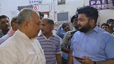 औरंगाबाद में 15 फीट गहरी नहर में गिरी मैजिक वैन, 13 बच्चे घायल, पूर्व सांसद पहुंचे सदर अस्पताल।
अभिभावकों ने स्कूल प्रबंधन पर लगाए लापरवाही के आरोप*
*अंबा/औरंगाबाद, 01 जुलाई 2026*
औरंगाबाद जिले के अंबा-नवीनगर मुख्य मार्ग पर बुधवार सुबह एक बड़ा हादसा हो गया। संत जेवियर हाई स्कूल, अंबा की एक मैजिक वैन तमसी मोड़ के पास अनियंत्रित होकर 15 फीट नीचे नहर में गिर गई। हादसे में वैन में सवार 13 स्कूली बच्चे घायल हो गए। इनमें 5 वर्षीय आरबी प्रताप, हर्ष कुमार और मौली कुमारी की हालत गंभीर है। तीनों को प्राथमिक इलाज के बाद औरंगाबाद सदर अस्पताल रेफर कर दिया गया है।
*कैसे हुआ हादसा*
प्रत्यक्षदर्शियों के अनुसार, स्कूल वैन सुबह कुटुंबा, लखना, महुआ धाम और मीरपुर गांव से बच्चों को लेकर स्कूल जा रही थी। तमसी मोड़ के पास अचानक ड्राइवर का बैलेंस बिगड़ गया और वाहन सीधे नहर में पलट गया। हादसे के तुरंत बाद ड्राइवर वाहन छोड़कर फरार हो गया। स्कूल पहुंचने से पहले ही यह हादसा हो गया।
घटना की सूचना मिलते ही स्थानीय लोगों ने वैन में फंसे बच्चों को बाहर निकाला और कुटुंबा रेफरल अस्पताल पहुंचाया। सूचना पर पुलिस, अभिभावक और बड़ी संख्या में ग्रामीण भी घटनास्थल पर पहुंच गए।
*ये बच्चे हुए घायल*
घायलों में मीरपुर निवासी साक्षी कुमारी (11), कुटुंबा बाजार निवासी साक्षी कुमारी (12), आदित्य राज (12), सिकरिया निवासी आरबी प्रताप (5), कुटुंबा निवासी अमी कुमारी (12), लकी राज सैनिक (12), मीरपुर निवासी कुमार सुगंध आर्यन (8) व उसकी बहन सृष्टि कुमारी (5), हर्ष कुमार (12), महुआ धाम निवासी आयुष कुमार (10), अक्षय कुमार (7), मिर्जापुर निवासी वैभव गौरव (6), मौली कुमारी (7), आबिद राजा (13) और अमित कुमार (7) शामिल हैं।
*अभिभावकों का फूटा गुस्सा: "जर्जर वैन, ओवरलोडिंग"*
हादसे के बाद अभिभावकों में भारी आक्रोश है। उनका आरोप है कि स्कूल प्रबंधन बच्चों के परिवहन के लिए पुराने और जर्जर वाहनों का उपयोग करता है। साथ ही निर्धारित क्षमता से अधिक बच्चों को एक ही वाहन में बैठाया जाता है, जिससे हमेशा दुर्घटना की आशंका बनी रहती है।
अभिभावकों ने बताया कि इससे पहले भी स्कूल वाहनों से जुड़े हादसे हो चुके हैं, लेकिन सुरक्षा व्यवस्था में कोई सुधार नहीं किया गया। स्थानीय लोगों ने प्रशासन से स्कूल प्रबंधन और फरार चालक के खिलाफ कड़ी कार्रवाई की मांग की है।
वहीं घटना की सूचना पर औरंगाबाद के पूर्व सांसद सुशील कुमार सिंह सदर अस्पताल पहुंचे और घटना की जानकारी लिया।
#AurangabadNews #SchoolVanAccident #Bihar #SaintXavierSchool #StudentSafety #RoadAccident