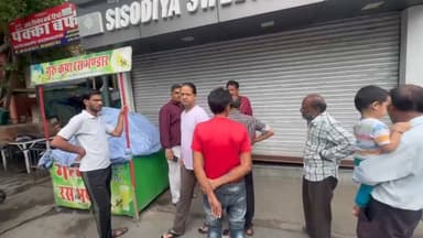 🚨 कोटा में चोरों का आतंक जारी 🚨
कोटा शहर में चोरों के हौसले लगातार बुलंद होते जा रहे हैं। आज सुबह करीब 5:30 बजे टीपटा स्थित सिसोदिया कैटरर्स की दुकान को चोरों ने निशाना बनाया।
जानकारी के अनुसार चोरों ने दुकान के शटर को ऊपर उठाकर अंदर प्रवेश किया और करीब 1.50 लाख रुपये की नकदी चोरी कर फरार हो गए। घटना के बाद क्षेत्र के व्यापारियों में रोष और भय का माहौल है।
लगातार बढ़ रही चोरी की घटनाओं ने पुलिस की गश्त और सुरक्षा व्यवस्था पर भी सवाल खड़े कर दिए हैं। स्थानीय व्यापारियों ने जल्द से जल्द आरोपियों की गिरफ्तारी और रात्रि गश्त बढ़ाने की मांग की है।
#Kota #Theft #KotaPolice #CrimeNews #RajasthanNews
