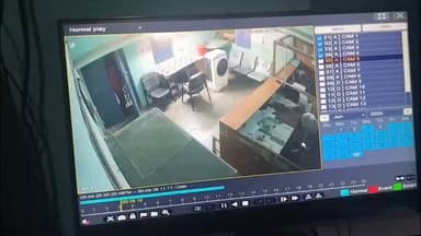 क्या ग्रामीण बैंकों की सुरक्षा और मजबूत की जानी चाहिए? अपनी राय कमेंट में बताइए..
जांजगीर-चांपा: ग्रामीण बैंक में फिर चोरी, CCTV में कैद हुआ नकाबपोश चोर
बलौदा थाना क्षेत्र के जर्वे गांव स्थित छत्तीसगढ़ ग्रामीण बैंक में देर रात अज्ञात चोर ताला काटकर बैंक के अंदर घुस गया। आरोपी ने बैंक की लाइट बंद की और एक कंप्यूटर सेट चोरी कर फरार हो गया।#JanjgirChampa #Baloda #Jarve #BankTheft #CCTV #BreakingNews #CGVoiceNews #ChhattisgarhNews #CrimeNews #LatestNews #PoliceInvestigation