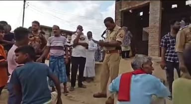 नौवीं की छात्रा ने फांसी लगाकर दी जान, जांच में जुटी पुलिस
कौशाम्बी। करारी थाना क्षेत्र के बभनपुरवा गांव में एक 15 वर्षीय किशोरी ने घर में फांसी लगाकर आत्महत्या कर ली। घटना से परिवार में कोहराम मच गया। सूचना पर पहुंची पुलिस ने शव को कब्जे में लेकर पोस्टमार्टम के लिए भेज दिया और मामले की जांच शुरू कर दी है।
जानकारी के अनुसार, मृतका रितु यादव कक्षा नौ की छात्रा थी। घटना के समय परिजन खेत पर काम करने गए थे। इसी दौरान किशोरी ने घर में फांसी लगा ली। जब परिजन लौटे तो उसे फंदे से लटका देख उनके होश उड़ गए।
परिजनों का कहना है कि रितु लंबे समय से बीमार रहती थी। सूचना मिलने पर करारी थाना पुलिस मौके पर पहुंची और आवश्यक कार्रवाई करते हुए शव को पोस्टमार्टम के लिए भेज दिया। पुलिस मामले की जांच कर रही है।
#कौशाम्बी #करारी #बभनपुरवा #आत्महत्या #छात्रा दैनिकजागरण KaushambiNews BreakingNews