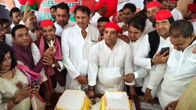 ग्रेटर नोएडा में धूमधाम से मनाया गया अखिलेश यादव का जन्मदिन, सपा कार्यालय पर उमड़ी भारी भीड़
ग्रेटर नोएडा। समाजवादी पार्टी के राष्ट्रीय अध्यक्ष एवं पूर्व मुख्यमंत्री अखिलेश यादव के जन्मदिन के अवसर पर ग्रेटर नोएडा स्थित सपा कार्यालय पर भव्य कार्यक्रम का आयोजन किया गया। इस दौरान पार्टी कार्यकर्ताओं और नेताओं की भारी भीड़ देखने को मिली। कार्यकर्ताओं ने केक काटकर, मिठाइयाँ बांटकर और एक-दूसरे को बधाई देकर अपने नेता का जन्मदिन उत्साहपूर्वक मनाया।
कार्यक्रम में उपस्थित सपा नेताओं ने अखिलेश यादव के नेतृत्व और उनकी नीतियों की सराहना करते हुए कहा कि उनके कार्यकाल में प्रदेश में विकास और जनहित से जुड़े अनेक कार्य किए गए थे। नेताओं ने उनके दीर्घायु एवं स्वस्थ जीवन की कामना की तथा संगठन को और अधिक मजबूत बनाने का संकल्प लिया।
कार्यक्रम में मौजूद पदाधिकारियों ने कहा कि समाजवादी पार्टी जनता के हितों के लिए लगातार संघर्ष करती रहेगी और संगठन को बूथ स्तर तक मजबूत किया जाएगा। जन्मदिन समारोह के दौरान सभी कार्यकर्ताओं को मिठाई वितरित की गई और एकजुट होकर पार्टी की मजबूती का संदेश दिया गया।
#AkhileshYadav #HappyBirthdayAkhileshYadav #SamajwadiParty #SP #GreaterNoida #NoidaNews #UPPolitics #AkhileshBirthday #SamajwadiPartyNews #GreaterNoidaNews #UPNews #PoliticalNews #NewsUpdate #जनजन_के_नेता_अखिलेश #समाजवादी_पार्टी
