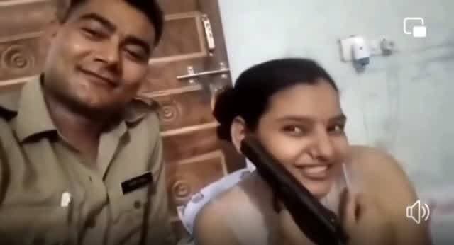 मेरा बालम थानेदार" रील बनाना पड़ा भारी, जालौन में सिपाही सस्पेंड! उत्तर प्रदेश के जालौन से एक हैरान करने वाला मामला सामने आया है, जहाँ वर्दी और सर्विस रिवॉल्वर का इस्तेमाल रील बनाने के लिए करना एक पुलिसकर्मी को भारी पड़ गया। बताया गया कि जालौन के कंट्रोल रूम में तैनात सिपाही अरविंद पटेल ने एक महिला कांस्टेबल के हाथ में सर्विस रिवॉल्वर थमाकर "मेरा बालम थानेदार चलावे जिप्सी" गाने पर रील बनाई, जो सोशल मीडिया पर जमकर वायरल हो गई।वीडियो का संज्ञान लेते हुए जालौन के पुलिस अधीक्षक (SP) ने घोर अनुशासनहीनता के आरोप में सिपाही अरविंद पटेल को तत्काल प्रभाव से निलंबित कर दिया है। #jalaunpolice #UPPolice #reelsviral #Suspended #discipline SocialMediaViral