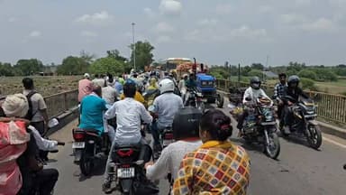 🚨 हमीरपुर में बेतवा पुल पर भीषण जाम
बेतवा पुल पर कार का पेट्रोल खत्म होने से लंबा जाम लग गया। देखते ही देखते करीब 5 किलोमीटर तक वाहनों की कतार लग गई और सैकड़ों वाहन घंटों तक फंसे रहे। यात्रियों को भारी परेशानी का सामना करना पड़ा। प्रशासन ने मौके पर पहुंचकर यातायात सामान्य कराने का प्रयास किया।
#Hamirpur #HamirpurNews #BetwaBridge #TrafficJam #UPNews #BreakingNews #Bundelkhand #TrafficAlert #HamirpurTimes #ViralNews #IndiaNews
