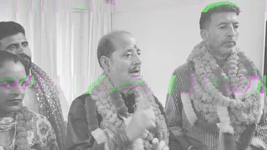 सलूणी में प्रेस क्लब भवन के लिए 5 लाख रुपये की घोषणा, विधायक डी. एस. ठाकुर का बड़ा ऐलान
सुनील पहाड़ी ✍️
सलूणी में आयोजित एक कार्यक्रम के दौरान स्थानीय विधायक डी. एस. ठाकुर ने प्रेस क्लब भवन के निर्माण के लिए 5 लाख रुपये की आर्थिक सहायता देने की घोषणा की।
विधायक ने कहा कि पत्रकार लोकतंत्र का चौथा स्तंभ हैं और उनके लिए बेहतर सुविधाएं उपलब्ध कराना आवश्यक है। उन्होंने आश्वासन दिया कि क्षेत्र के विकास के साथ-साथ पत्रकारों के हितों का भी पूरा ध्यान रखा जाएगा।
इस घोषणा पर क्षेत्र के पत्रकारों ने विधायक का आभार व्यक्त करते हुए कहा कि इससे प्रेस क्लब भवन के निर्माण में महत्वपूर्ण सहयोग मिलेगा।
Suneel Pahadi
#PahadiNews #Salooni #PressClub #DSThakur #ChambaNews #HimachalNews