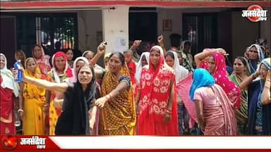 चौबेपुर: गैंग रेप केस में बेटे को फंसाने का आरोप, 70 महिलाओं का थाने पर प्रदर्शन, एक महिला बेहोश...
#VaranasiNews #ChaubepurNews #PoliceProtest #MahilaPradarshan #GangRapeCase #FalseCase #ShankarpurNews #NabalikApaharan #PoliceStationProtest #VaranasiCrime #UPPolice #NishpakshJanch #JameeniVivad #MahilaNaraz #ThanParPradarshan #VaranasiBreaking #KanoonVyavastha #NarpatpurPHC #DuijaDevi #MeenaDevi #NyayKiMaang #PoliceVirodh #VaranasiZila #UPNews #ChoubepurThana #JanPradarshan #BanarasNews #CrimeNews #PuritanchalNews #GraminVivad