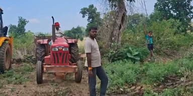 बरसात में ग्रामीणों को राहत: युवा समाजसेवी अभिमन्यु ने निजी खर्च से दुरुस्त कराईं जर्जर सड़कें
#Garhwa #GarhwaNews #Chinia #Jharkhand #RuralDevelopment #SocialWork #GroundReport #LocalNews