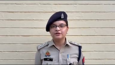 आगरा में सनसनी: पति की हत्या कर बाथरूम के फर्श में दफनाने का आरोप
45 दिन तक गुमशुदगी का नाटक, पुलिस जांच में खुला मामला
पत्नी हिरासत में, शव बरामद; पोस्टमार्टम रिपोर्ट और जांच के बाद होंगे अंतिम निष्कर्ष
✒️रिपोर्ट समाचार संपादक जे.पी. सिंह
आगरा (उत्तर प्रदेश)। जिले में एक व्यक्ति की गुमशुदगी का मामला हत्या के आरोप में बदल गया है। पुलिस के अनुसार, जांच के दौरान यह सामने आया कि गुमशुदा व्यक्ति की पत्नी पर उसकी हत्या कर शव को घर के बाथरूम के फर्श के नीचे दफनाने का आरोप है। पुलिस ने फर्श खुदवाकर शव बरामद कर लिया है और मामले की जांच जारी है।
आगरा के थाना सिकंदरा क्षेत्र में दर्ज एक गुमशुदगी के मामले का चौंकाने वाला खुलासा हुआ है। पुलिस के अनुसार, 26 मई 2026 को सुरेंद्र शर्मा की गुमशुदगी दर्ज कराई गई थी। प्रारंभिक जांच के दौरान मामला सामान्य गुमशुदगी का प्रतीत हो रहा था, लेकिन जांच आगे बढ़ने पर संदेह गहराया।
पुलिस के मुताबिक, जांच के दौरान ऐसे तथ्य सामने आए जिनके आधार पर घर की तलाशी ली गई। इसके बाद 3 जुलाई 2026 को पुलिस ने घर के बाथरूम का फर्श तुड़वाया, जहां से एक शव बरामद हुआ। पुलिस का कहना है कि शव की पहचान गुमशुदा सुरेंद्र शर्मा के रूप में की गई है।
प्रारंभिक जांच में पुलिस ने मृतक की पत्नी को हिरासत में लेकर पूछताछ शुरू कर दी है। शव को पंचनामा की कार्रवाई के बाद पोस्टमार्टम के लिए भेजा गया है। मामले में फोरेंसिक साक्ष्य, पोस्टमार्टम रिपोर्ट और अन्य तकनीकी जांच के आधार पर आगे की वैधानिक कार्रवाई की जाएगी।
इस संबंध में सहायक पुलिस आयुक्त (हरीपर्वत) सुश्री अमीषा ने बताया कि गुमशुदगी की जांच के दौरान हत्या का मामला सामने आया है और पुलिस सभी पहलुओं की गहन जांच कर रही है।
यह ध्यान रखना आवश्यक है कि पुलिस जांच और न्यायिक प्रक्रिया पूरी होने से पहले किसी भी आरोपी को दोषी मानना उचित नहीं है। अंतिम निष्कर्ष न्यायालय में प्रस्तुत साक्ष्यों और जांच के आधार पर ही तय होगा।
यह मामला दर्शाता है कि गुमशुदगी के मामलों में निष्पक्ष और वैज्ञानिक जांच कितनी महत्वपूर्ण होती है। पुलिस का कहना है कि मामले से जुड़े सभी तथ्यों की जांच की जा रही है और उपलब्ध साक्ष्यों के आधार पर आगे की कानूनी कार्रवाई की जाएगी।
🟥 ND NEWS | दैनिक निष्पक्ष धारा की अपील
एनडी न्यूज़ सभी नागरिकों से अपील करता है कि किसी भी संदिग्ध गुमशुदगी या अपराध की सूचना तत्काल पुलिस को दें। जांच पूरी होने से पहले सोशल मीडिया पर अपुष्ट दावे या अफवाहें साझा करने से बचें। कानून पर विश्वास रखें और न्यायिक प्रक्रिया का सम्मान करें।
जनहित में सुझाव
किसी भी गुमशुदगी की सूचना तुरंत पुलिस में दर्ज कराएं।
संदिग्ध परिस्थितियों में मिले साक्ष्यों से छेड़छाड़ न करें।
जांच एजेंसियों के साथ सहयोग करें।
सोशल मीडिया पर केवल सत्यापित जानकारी ही साझा करें।
अपराध की सूचना देने में देरी न करें।
👇👇👇
#NDNews #दैनिकनिष्पक्षधारा #Agra #Sikandra #UPPolice #CrimeNews #MissingCase #Justice #BreakingNews #UttarPradesh
👇👇👇
@dgpup
@RSSorg
@UPGovt
@RSSgeet
@wpl1090
@Uppolice
@MIB_India
@PMOIndia
@HMOIndia
@VHPDigital
@InfoDeptUP
@myogioffice
@homeupgov
@CMOUP_RC
@CMOfficeUP
@ChiefSecyUP
@ChiefSecyUP
@MahantYogiG
@UpPolicemitra
@BajrangDalOrg
@UPPViralCheck
@rashtrapatibhvn
@112UttarPradesh
@UPMahilakalyan
@myogiadityanath
@agrapolice
@adgzoneagra
@digrangeagra
@OfficeOfDMAgra
👇👇👇
🟥 ND NEWS | दैनिक निष्पक्ष धारा
मुख्य संपादक / संस्थापक: राजन सिंह हाड़ा
सह-संपादक: शालिनी सिंह भदौरिया
✒️ रिपोर्ट: समाचार संपादक जे.पी. सिंह
📍 कार्यालय-3: U158, हीरा स्वीट्स के पास, विकास मार्ग, लक्ष्मी नगर, पूर्वी दिल्ली – 110092 (NCR)
📍 कार्यालय-2: विधानसभा रोड, बर्लिंगटन चौराहा, लखनऊ – 226001 (UP)
📍 कार्यालय-1: 1/1 अटल बिहारी चौराहा, नियर बर्मा चौराहा, फतेहपुर – 212601 (UP)
📅 दिनांक: 03 जुलाई 2026
📆 दिन: शुक्रवार
📧 Email: ndnewschannel@gmail.com
📞 मोबाइल: 9696119696