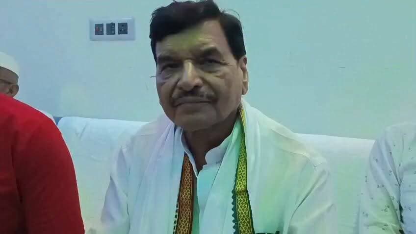 #समाजवादी पार्टी के राष्ट्रीय #महासचिव शिवपाल सिंह #यादव ने करहल में एक प्रेस कॉन्फ्रेंस को #संबोधित करते हुए कहा कि #भाजपा सरकार में अपराध और भ्रष्टाचार चरम पर है। राम मंदिर में चोरी की घटना इसका ताजा उदाहरण है। उन्होंने कहा कि भाजपा सरकार में आम जनता सुरक्षित नहीं है। उन्होंने दावा किया कि 2027 में समाजवादी पार्टी के राष्ट्रीय अध्यक्ष अखिलेश यादव के नेतृत्व में सरकार बनने पर ही प्रदेश में अमन और चैन लौटेगा। इस दौरान उन्होंने पार्टी के पदाधिकारियों के घर जाकर उनका हाल-चाल जाना और समाजवादी पार्टी के जिला सचिव जीवन यादव के जल्द स्वस्थ होने की कामना की।