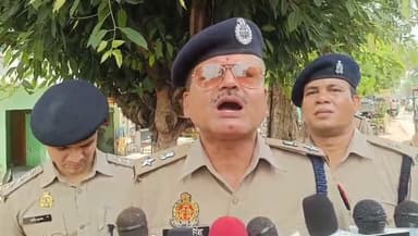 गंजडुण्डवारा में किराये के मकान में महिला की संदिग्ध मौत, बेटी के साथ रहती थी मृतका
कमरे से खून बहता देख पड़ोसियों ने दी सूचना, फॉरेंसिक व डॉग स्क्वॉड ने जुटाए साक्ष्य; पोस्टमार्टम रिपोर्ट का इंतजार
कासगंज। जनपद के थाना गंजडुण्डवारा क्षेत्र के ग्राम गनेशपुर में शनिवार सुबह एक किराये के मकान में रह रही महिला की संदिग्ध परिस्थितियों में मौत हो गई। घटना की जानकारी उस समय हुई जब पड़ोसियों ने कमरे से खून निकलता देखा और तत्काल पुलिस को सूचना दी।
सूचना मिलते ही पुलिस अधीक्षक ओ.पी. सिंह के निर्देशन में स्थानीय पुलिस, फॉरेंसिक टीम और डॉग स्क्वॉड मौके पर पहुंच गए। टीम ने घटनास्थल का बारीकी से निरीक्षण करते हुए आवश्यक साक्ष्य जुटाए।
प्रारंभिक जानकारी के अनुसार मृतका अपनी बेटी के साथ किराये के मकान में रह रही थी। पुलिस ने शव को कब्जे में लेकर पोस्टमार्टम के लिए भेज दिया है, जिससे मृत्यु के कारणों का स्पष्ट पता चल सके।
पुलिस अधीक्षक ओ.पी. सिंह ने बताया कि मामले में सभी पहलुओं की गंभीरता से जांच की जा रही है। पोस्टमार्टम रिपोर्ट एवं अन्य साक्ष्यों के आधार पर आगे की विधिक कार्रवाई की जाएगी। फिलहाल थाना गंजडुण्डवारा पुलिस आवश्यक कार्रवाई में जुटी हुई है।
#Kasganj #GanjDundwara #CrimeNews #Kasganjpolice