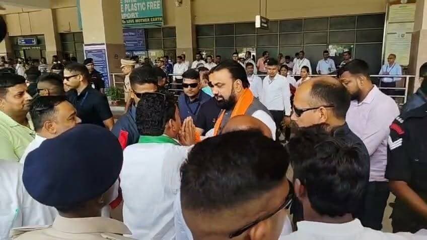 गया पहुंचे मुख्यमंत्री सम्राट चौधरी, नए आपराधिक विधियों पर राज्यस्तरीय कार्यक्रम में लेंगे भाग; शहर में विशेष ट्रैफिक व्यवस्था लागू
#Gaya #BodhGaya #SamratChaudhary #Bihar #NewCriminalLaws #VVIPMovement #TrafficAdvisory #BJP #GayaAirport #BiharNews #गया #बोधगया #सम्राट_चौधरी #बिहार #नए_आपराधिक_कानून #यातायात_व्यवस्था #वीवीआईपी_मूवमेंट #बिहार_समाचार